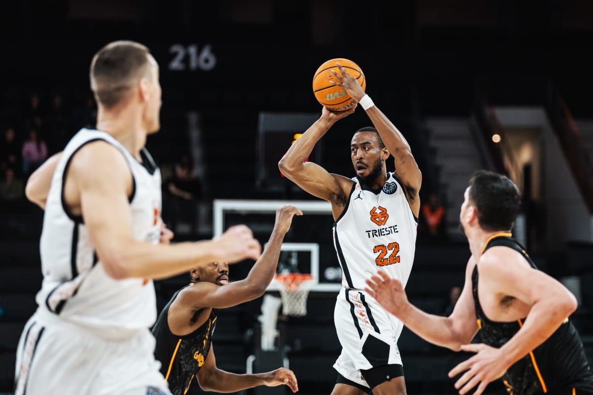 basketinside360's tweet photo. UFFICIALE - C'è il ritorno a Napoli di Markel Brown - https://t.co/N4cv4Ue3Eb https://t.co/9GxWZ6cDlA