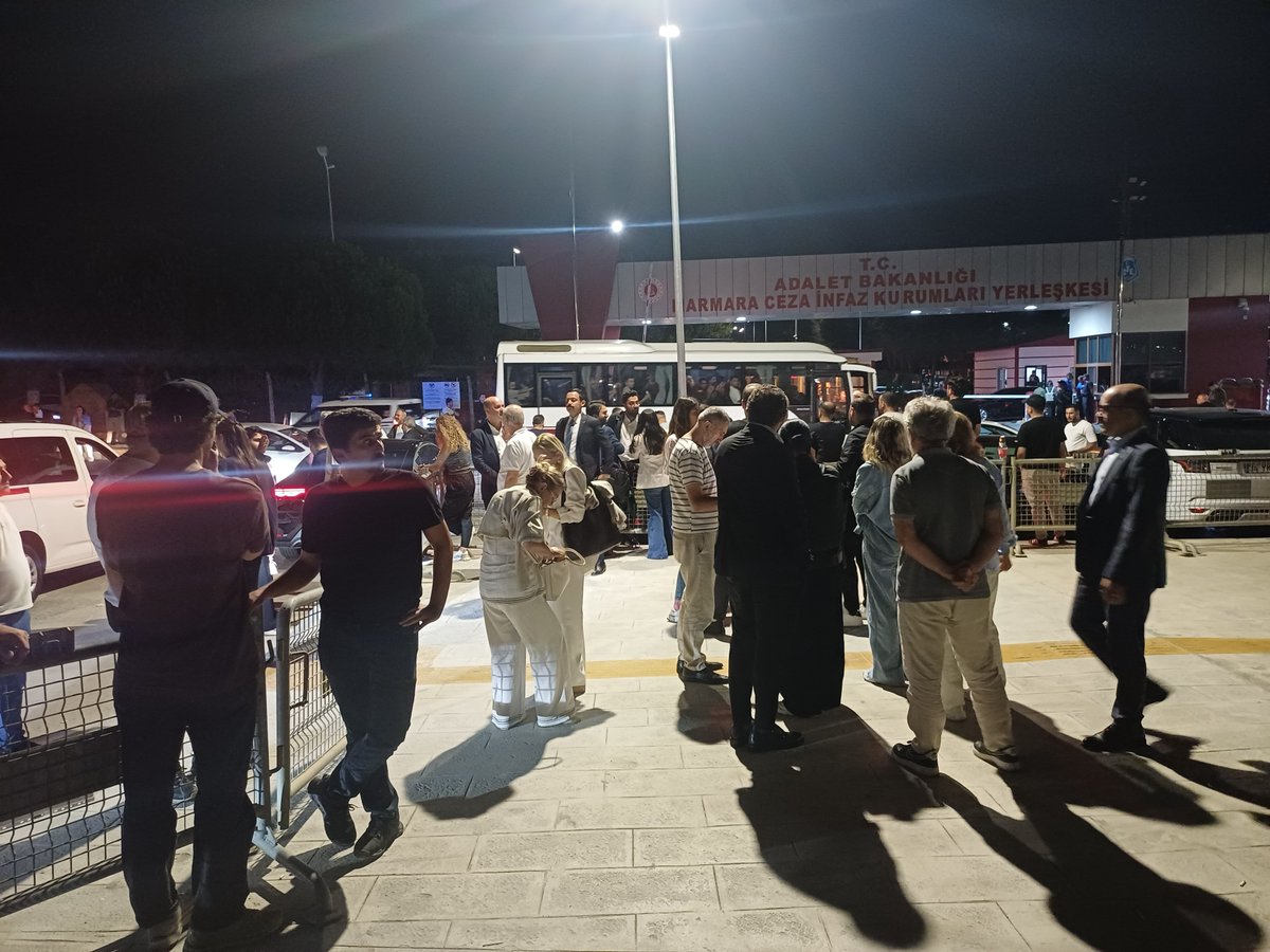fpolat69's tweet photo. Sadece 2 kişinin tahliye edilmesi sonrası, tutuklu yakınlarından gözyaşlarını tutamayanlar oldu. 
Tutukluluk değerlendirmelerinin olduğu ara kararlarda tahliye kararlarında sert bir düşüş var. Ceza alsa, infaz süresi dolmuş kadar hapis yatanlar bile tahliye edilmedi.
#ibbdavası https://t.co/cfva0sz4mM