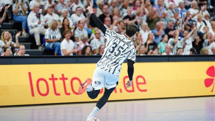 HandballHour's tweet photo. I once again ask you to go watch Domen Makuc playing for Kiel 

He floats through defences and runs a game with such grace 

Crazy that Barcelona developed him into a star and just let him go to Kiel https://t.co/xyV8MZofpe