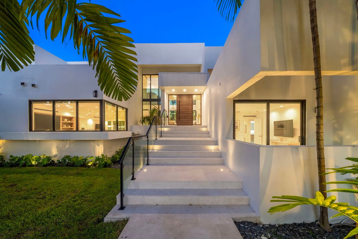 JatinaGroup's tweet photo. Villa Blanca - designed for unforgettable group stays, offering spacious interiors, high ceilings, multiple living and entertainment areas, and a generously appointed kitchen. With 14 beds,it’s perfectly suited for families, friends, corporate groups, and special celebrations. https://t.co/NW0A7ot9i0