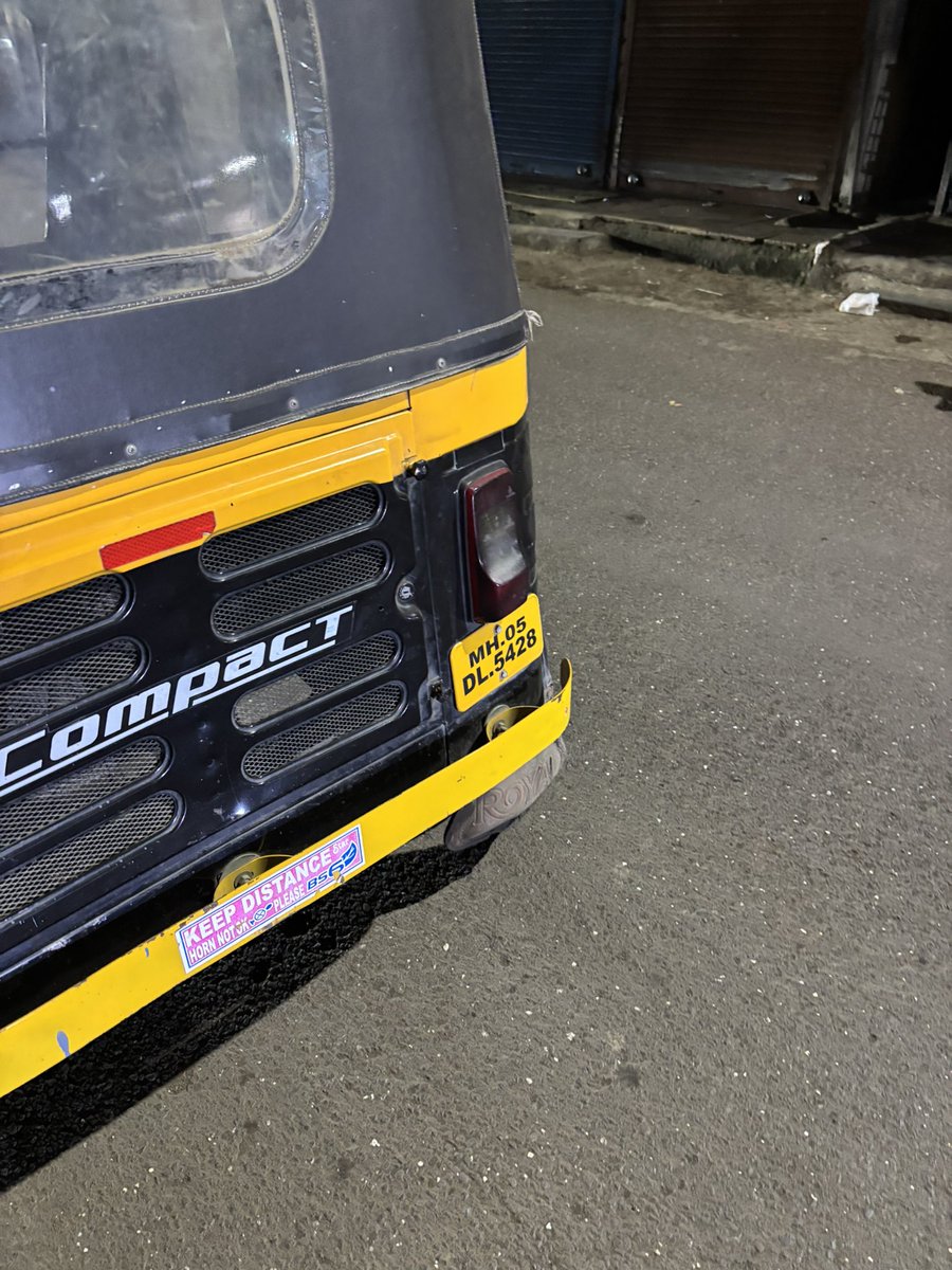 Breath_Marathi's tweet photo. रिक्षा वाला एक तर रिक्षा स्टैंड वर नाही त्यात हा धमकी देतो की ह्या वर ११ फाइन आहे तिथे पोलिस काही नाही करू शकले अजून एक फाइन काय करणार @ThaneCityPolice  @MTPHereToHelp कृपया कार्यवाही करा आणि ह्यांचा परवाना रद्द करा. MH05DL5428 https://t.co/omYGblu83K