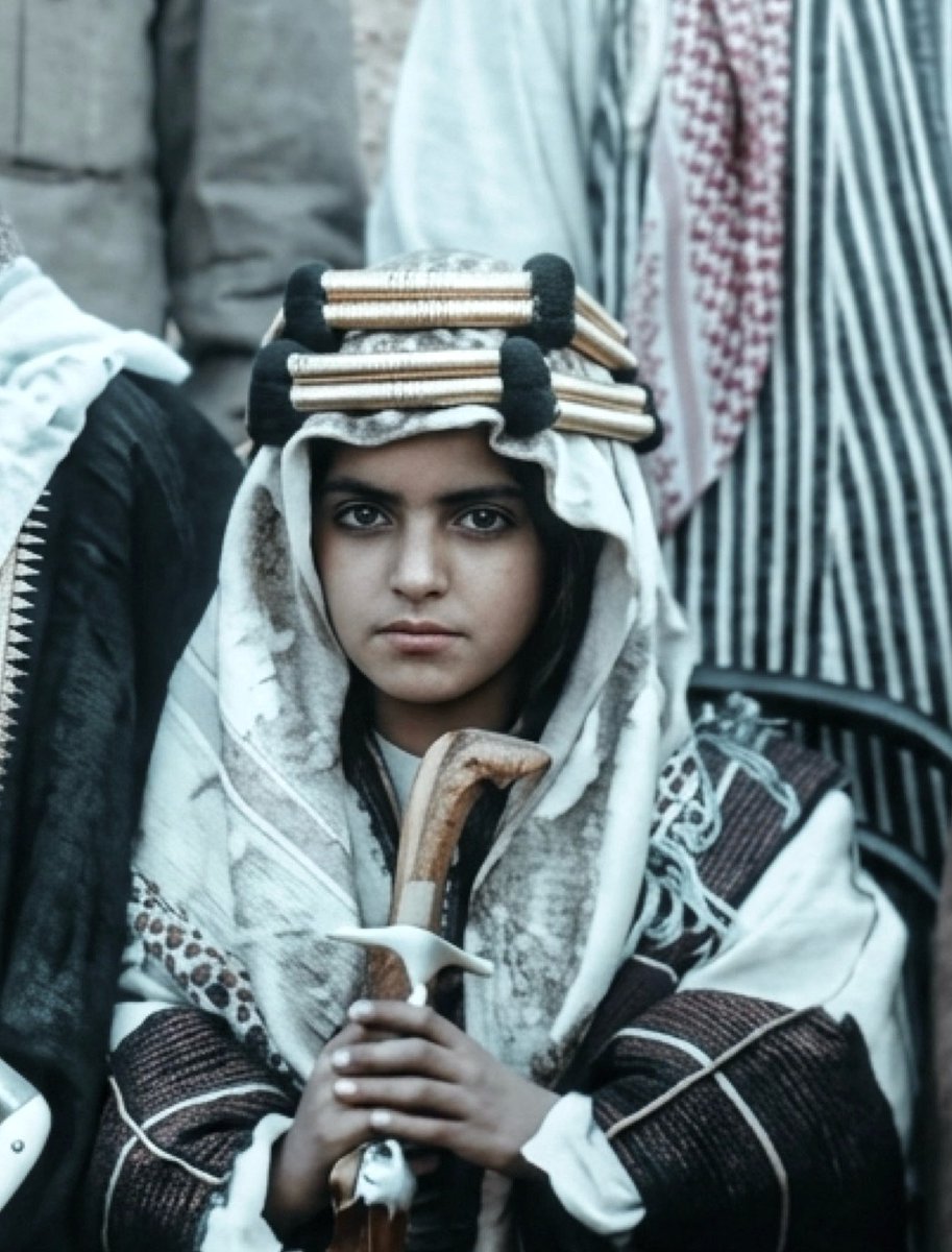 SanaeesHail's tweet photo. قال عبدالله السنيدي عن الأمير سعود الرشيد:

«ولد الذي يوم جت مراهيش العدا
                           واشتب نارٍ بالصريف توقّدي

جوا من شِفا رابغ ليا حَد الحَسا
                 ومن اليمن لحدود جال المشهدي

وجاهم من الغربي سلايل متعب
                    نجمٍ على روس الفراعين أرجدي

هذا ولد هذاك ما غاب احتضر
                    ما خلَّف الضاري فهو منه أزودي»