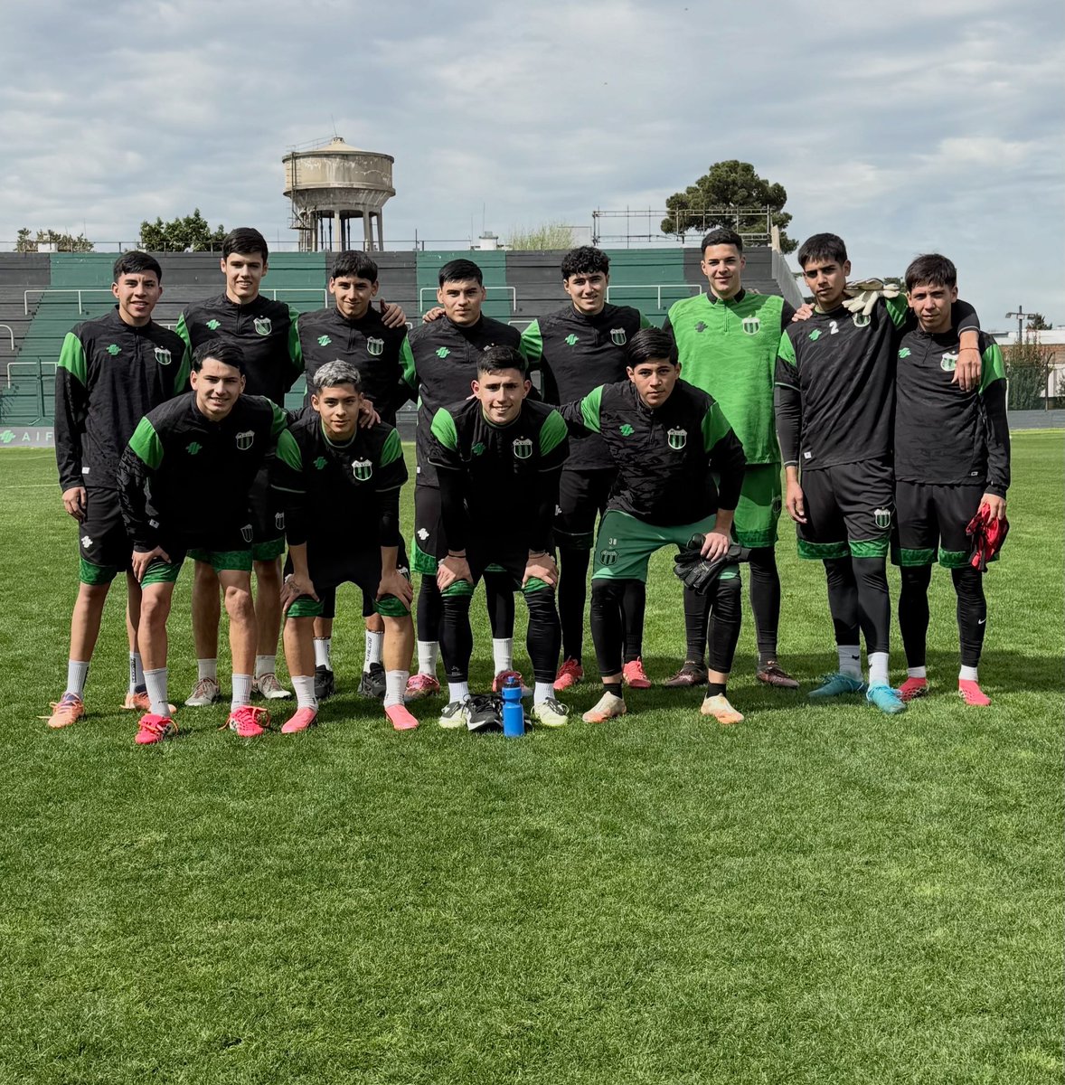 NuevaChicago's tweet photo. SEMILLERO DE TOROS

Los jugadores Thiago Rivadeneira, León Moyano, Ari Liuzzi y Lázaro De Agustini se suman a Damián Díaz, Ignacio Ialorenzo, Lucas Bersce, Enzo Carrizo, Julián Sardinas, Tomás Rodríguez, Thiago Ocampo, Diego Arroyo, Nazareno Petrecca, Matías Bergara y Román Zalazar. Todos surgidos de nuestro semillero y hoy se encuentran entrenando como parte del plantel profesional.

Este es el futuro del club. Vamos nosotros 💪🏽💚🖤
