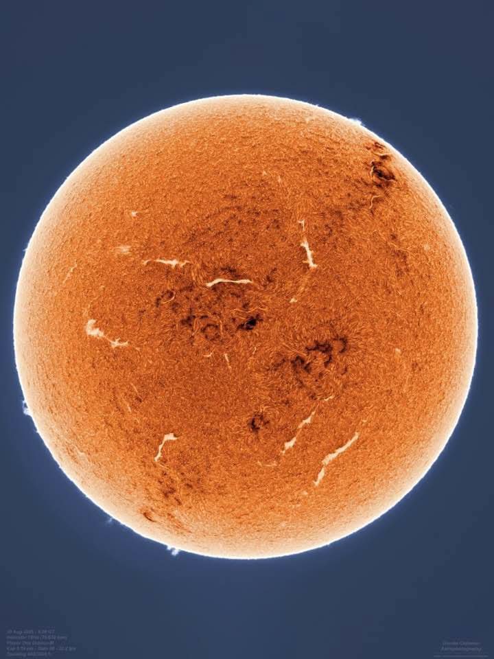 SystSolaire's tweet photo. 🔥 REGARDE ÇA.

Le Soleil photographié en H-alpha le 30 août par Davide Cattaneo.

Ce que tu vois :
• Des filaments sombres qui serpentent
• Des protubérances qui s’élancent dans l’espace
• Des régions actives en pleine éruption

📸 : Davide Cattaneo https://t.co/mVxzz8YZLC