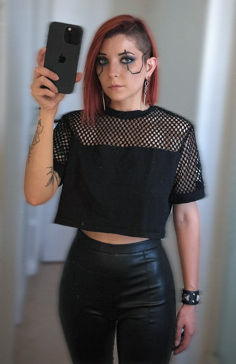 novathewanderer's tweet photo. V - Cyberpunk 2077 - facetest

I shaved and dyed my hair, I feel a lot more myself now, and I couldn’t resist to make a V makeup 💄 

Next cosplan maybe…? https://t.co/TajS6U8ISc