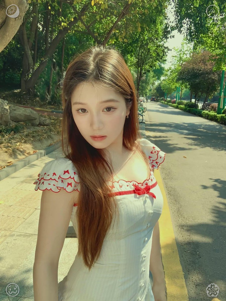ESTJ1w2's tweet photo. Every stroll through the sea of blossoms becomes a fresh rendezvous with nature. The varied ways flowers unfold and their cascading shades offer novel sights and boundless moments of inner delight. 📗Alongside my daughter Doll, a new chapter begins. https://t.co/CL19JaDms8