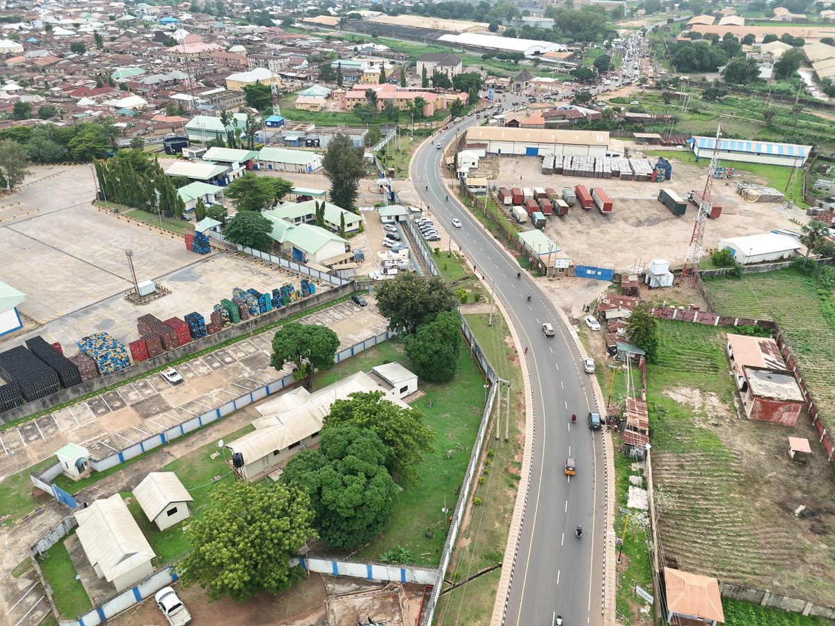 UbaSaniMedia_'s tweet photo. A NEW PERSPECTIVE ON DELIVERY. 🚧

Aerial views of the newly completed Nasarawa–Flour Mill Road showcase the scale of the infrastructure delivered by the Governor Uba Sani Administration.

Inherited at just 15% completion, this vital corridor now stands completed, connecting communities across Kaduna South and Chikun LGA, improving mobility and supporting economic activity.

A Development you can see and a connectivity you can feel.

#WorkingForKaduna
