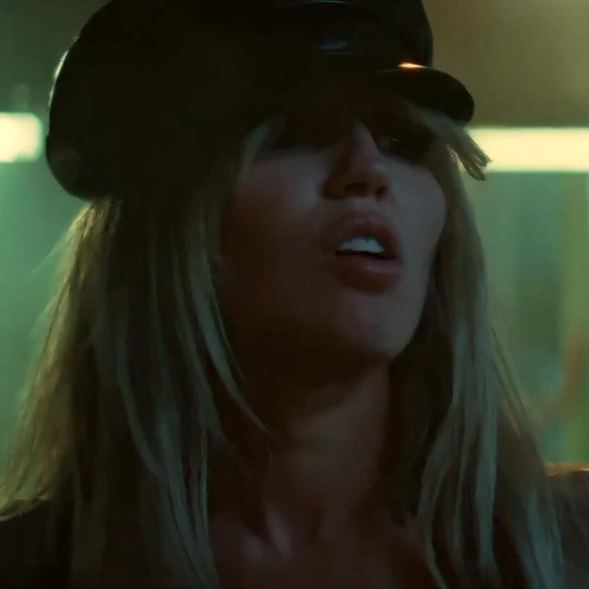 malibuwmiley's tweet photo. miley 🤝🏻 leather cap https://t.co/nNuBLkAY4y
