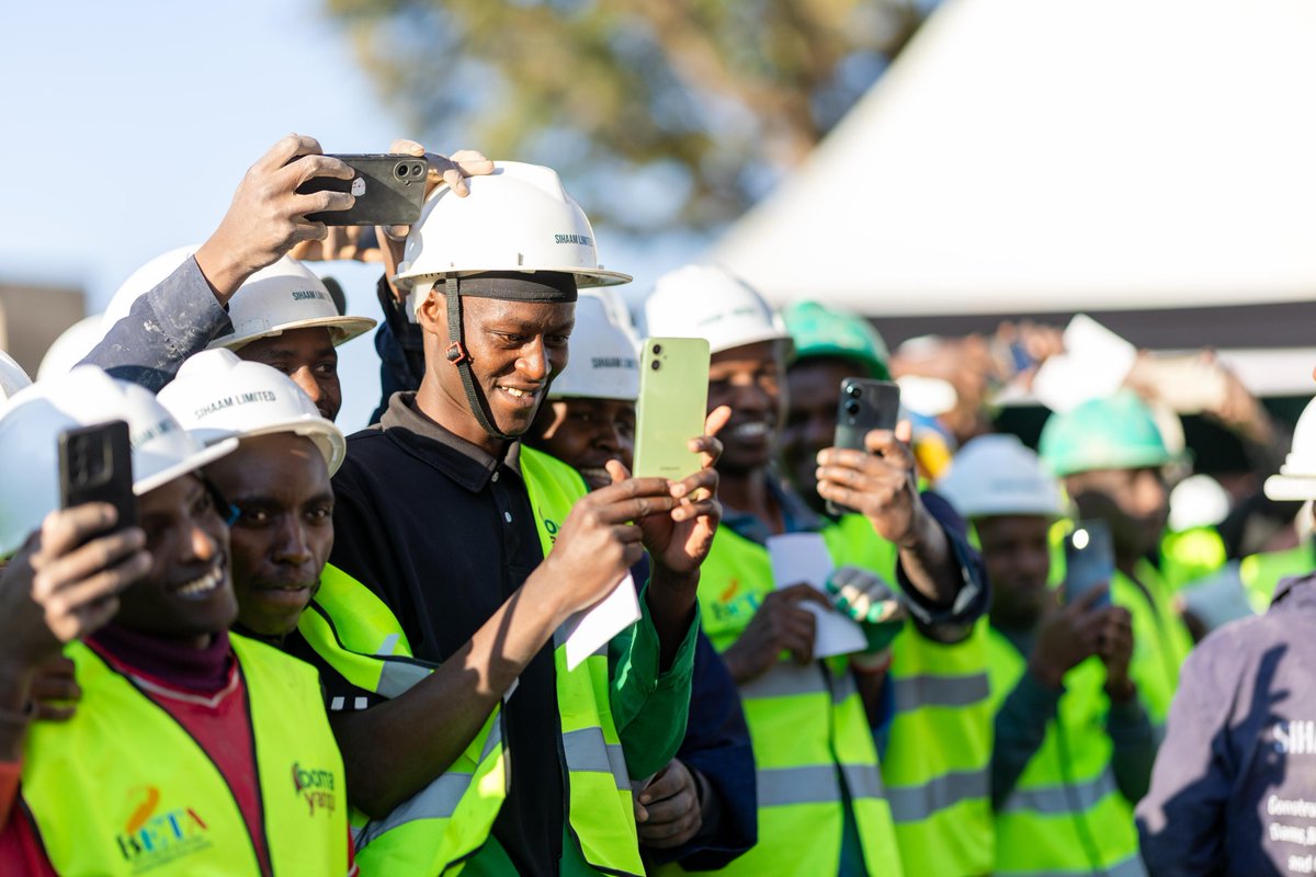 GenZwaRuto's tweet photo. Leo Dad ameingia Kajiado na agenda iko clear! 🔥🇰🇪 Affordable Housing ya zaidi ya KSh1B, police housing na student hostels—development inaendelea. Tuko pamoja kwa Broad-Based Government. 💪🏾 @WilliamsRuto
@omwansaMomwansa
#GenZWaRuto #RutoDevelopmentAgenda https://t.co/eftmBhuYNy