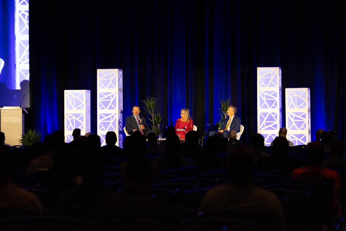ExpoUAV's tweet photo. Day 3 kicked off with a keynote you don't see every day.
Two Skies, One Conversation: Comparing Federal Aviation Administration and EASA - European Union Aviation Safety Agency Approaches to BVLOS Drone Operations.
#ExpoUAV #UAVExpo #UAV #UAS #Drones #DronesForGood https://t.co/xMG7RSc7K7