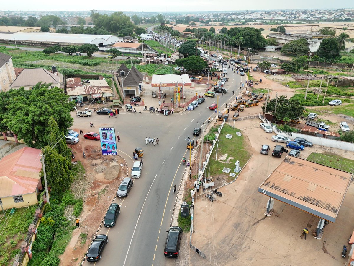 UbaSaniMedia_'s tweet photo. A NEW PERSPECTIVE ON DELIVERY. 🚧

Aerial views of the newly completed Nasarawa–Flour Mill Road showcase the scale of the infrastructure delivered by the Governor Uba Sani Administration.

Inherited at just 15% completion, this vital corridor now stands completed, connecting communities across Kaduna South and Chikun LGA, improving mobility and supporting economic activity.

A Development you can see and a connectivity you can feel.

#WorkingForKaduna