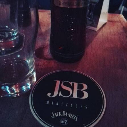 Adrivillegas's tweet photo. Día 25. Juan Sebastián Bar abrió en 1992 y en la barra siempre está El Jefe. Anoche me contó que el terremoto agrietó el local y todo el licor se quebró. No sabe cuando logre reabrir. Su único seguro es la sed de nosotros, clientes que vagamos sonámbulos sin bar para encontrarnos https://t.co/kgi63h96mP