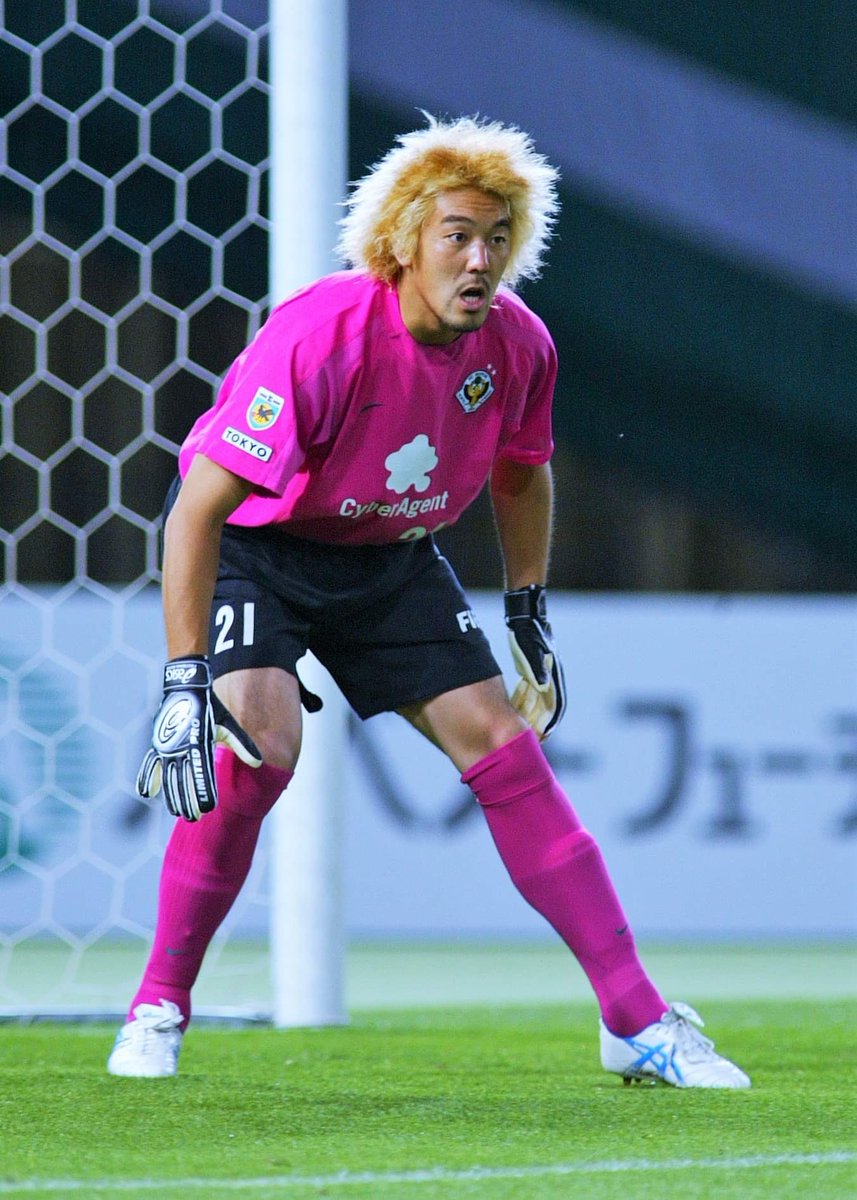 takagiGKCoach's tweet photo. 金髪ピンク。
点取られまくっても自分を支えるためにこの姿を維持。
水色ちょいデブ。
拾ってもらった名古屋にてリニューアル中。（楢崎正剛に変わって途中出場で袋叩き）
黒のグランパス。
かなり仕上がってた。
紺色ヴェルディ。
試合の内容とか自分のプレーとか二の次にしてJ1復帰に進んだ時。
もしかしたら時系列違うかもだけど、同じ人間でもこれだけ変わります。そのくらいGKってストレスのかたまりなんだよな…