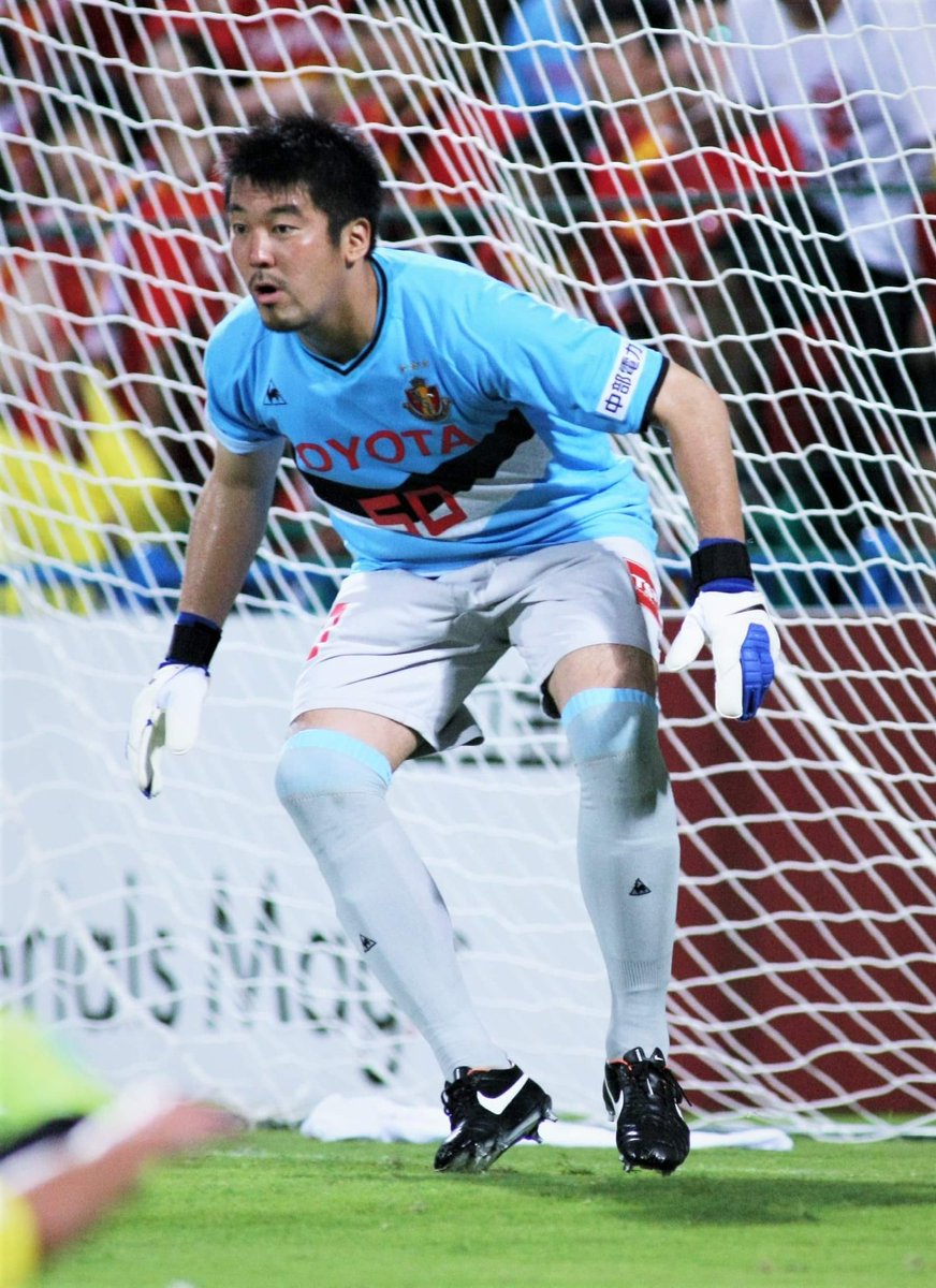 takagiGKCoach's tweet photo. 金髪ピンク。
点取られまくっても自分を支えるためにこの姿を維持。
水色ちょいデブ。
拾ってもらった名古屋にてリニューアル中。（楢崎正剛に変わって途中出場で袋叩き）
黒のグランパス。
かなり仕上がってた。
紺色ヴェルディ。
試合の内容とか自分のプレーとか二の次にしてJ1復帰に進んだ時。
もしかしたら時系列違うかもだけど、同じ人間でもこれだけ変わります。そのくらいGKってストレスのかたまりなんだよな…