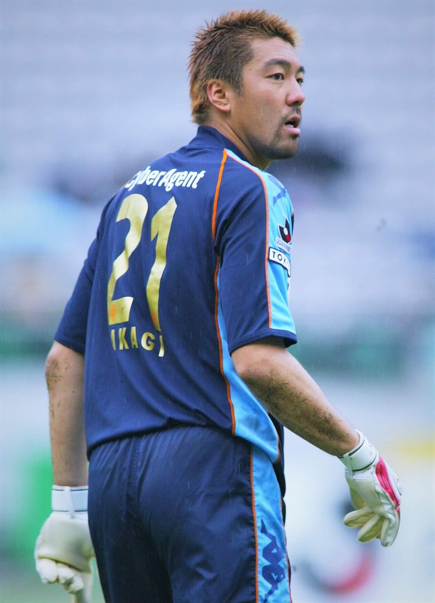 takagiGKCoach's tweet photo. 金髪ピンク。
点取られまくっても自分を支えるためにこの姿を維持。
水色ちょいデブ。
拾ってもらった名古屋にてリニューアル中。（楢崎正剛に変わって途中出場で袋叩き）
黒のグランパス。
かなり仕上がってた。
紺色ヴェルディ。
試合の内容とか自分のプレーとか二の次にしてJ1復帰に進んだ時。
もしかしたら時系列違うかもだけど、同じ人間でもこれだけ変わります。そのくらいGKってストレスのかたまりなんだよな…