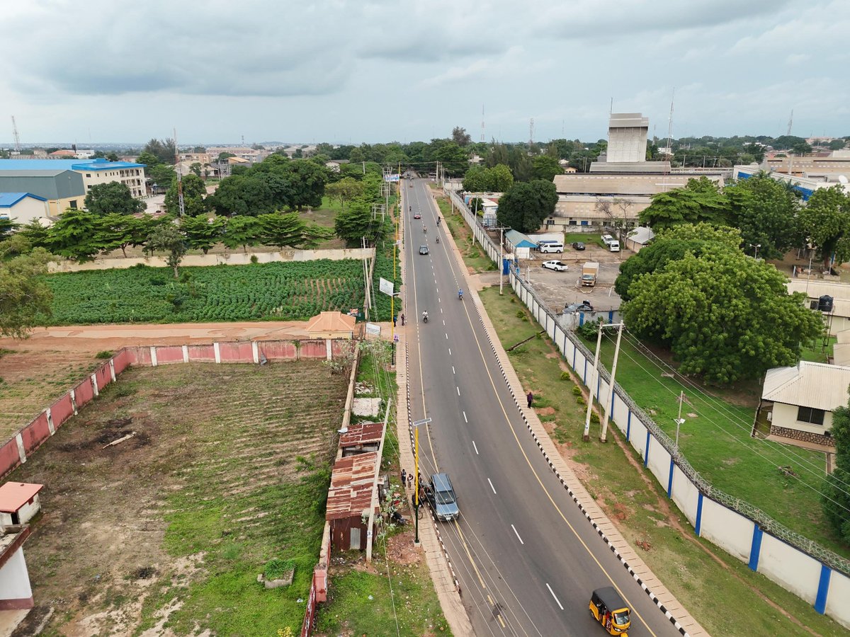 UbaSaniMedia_'s tweet photo. A NEW PERSPECTIVE ON DELIVERY. 🚧

Aerial views of the newly completed Nasarawa–Flour Mill Road showcase the scale of the infrastructure delivered by the Governor Uba Sani Administration.

Inherited at just 15% completion, this vital corridor now stands completed, connecting communities across Kaduna South and Chikun LGA, improving mobility and supporting economic activity.

A Development you can see and a connectivity you can feel.

#WorkingForKaduna