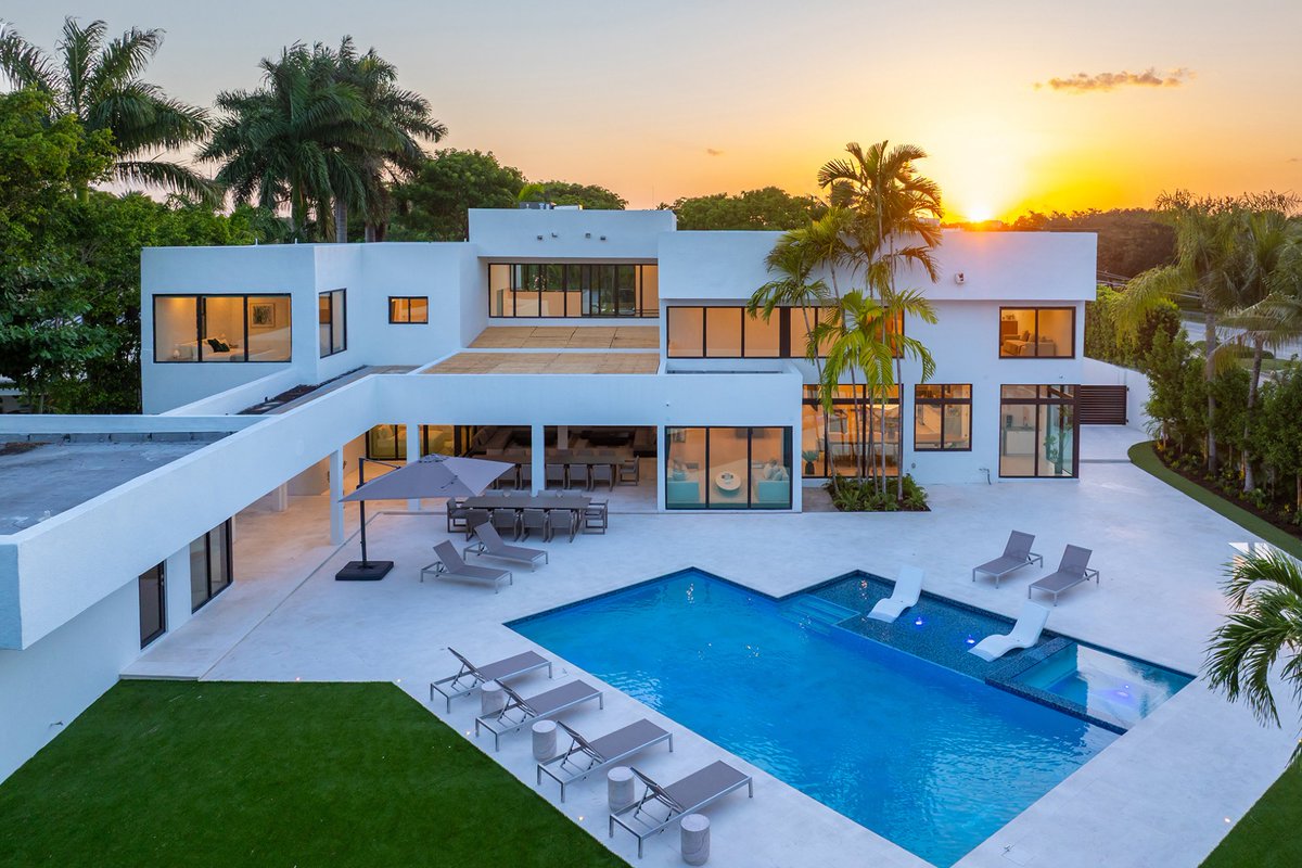 JatinaGroup's tweet photo. 📷 Miami, FL
• 11 bedrooms
• 9.5 bathrooms
• 20 guests
• 7,708 sqft living space
———
Jatina Group
Info@JatinaGroup.com
#VillaBlanca #MiamiLuxury #LuxuryMiami #DowntownMiami #MiamiLiving #JatinaGroup https://t.co/FmU3p3d9o3