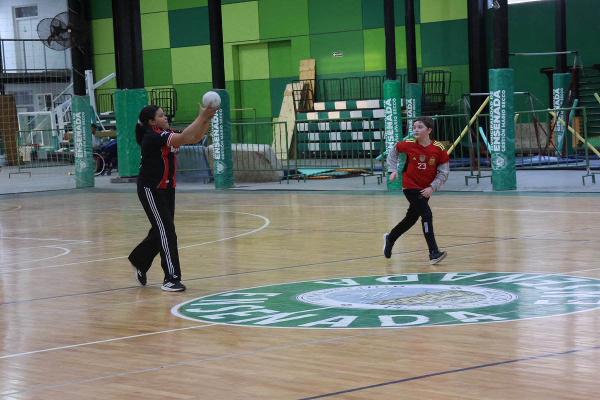 MarioSeccoOK's tweet photo. HANDBALL EN EL POLI💪

✅La escuela municipal de handball es una de las históricas propuestas que ofrece el Municipio para la práctica libre y gratuita de nuestros vecinos.

🤾‍♀️Con clases para diversos niveles y edades, se trabajan ejes que van desde la recreación hasta lo competitivo, con equipos que participan en certámenes locales y provinciales.

Para conocer los días y horarios de los entrenamientos podés comunicarte al 4695304. 📲