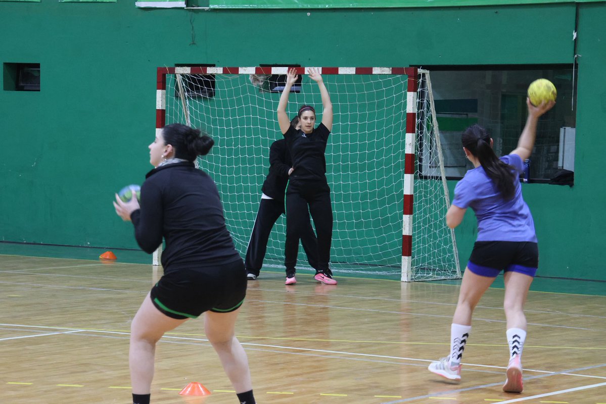 MarioSeccoOK's tweet photo. HANDBALL EN EL POLI💪

✅La escuela municipal de handball es una de las históricas propuestas que ofrece el Municipio para la práctica libre y gratuita de nuestros vecinos.

🤾‍♀️Con clases para diversos niveles y edades, se trabajan ejes que van desde la recreación hasta lo competitivo, con equipos que participan en certámenes locales y provinciales.

Para conocer los días y horarios de los entrenamientos podés comunicarte al 4695304. 📲
