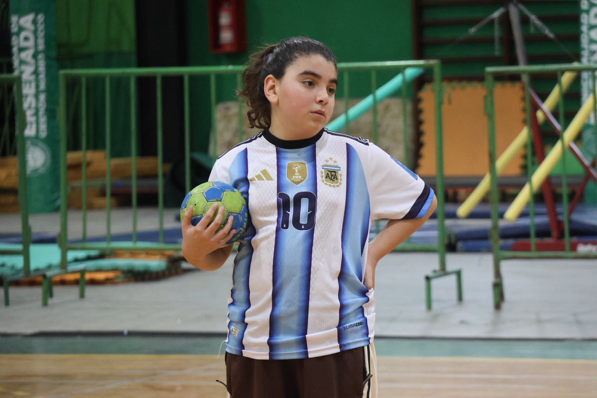 MarioSeccoOK's tweet photo. HANDBALL EN EL POLI💪

✅La escuela municipal de handball es una de las históricas propuestas que ofrece el Municipio para la práctica libre y gratuita de nuestros vecinos.

🤾‍♀️Con clases para diversos niveles y edades, se trabajan ejes que van desde la recreación hasta lo competitivo, con equipos que participan en certámenes locales y provinciales.

Para conocer los días y horarios de los entrenamientos podés comunicarte al 4695304. 📲