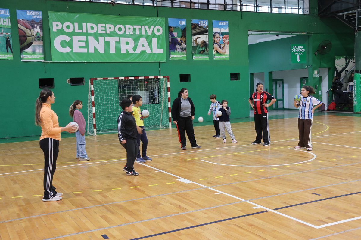 MarioSeccoOK's tweet photo. HANDBALL EN EL POLI💪

✅La escuela municipal de handball es una de las históricas propuestas que ofrece el Municipio para la práctica libre y gratuita de nuestros vecinos.

🤾‍♀️Con clases para diversos niveles y edades, se trabajan ejes que van desde la recreación hasta lo competitivo, con equipos que participan en certámenes locales y provinciales.

Para conocer los días y horarios de los entrenamientos podés comunicarte al 4695304. 📲