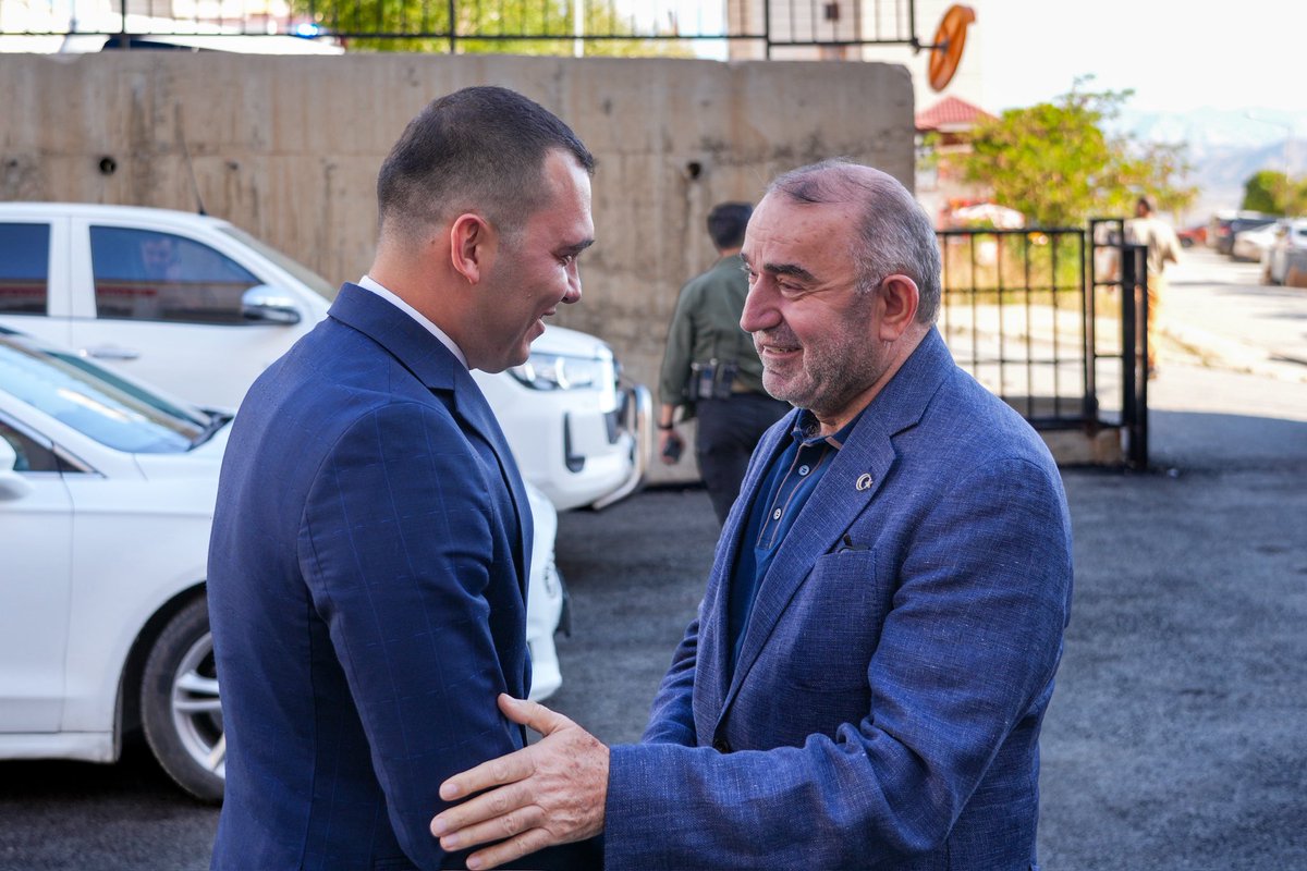 HakkariValiligi's tweet photo. 🔴 Vali Vekili Cüneyt Zor ve Cumhurbaşkanı Başdanışmanı İsrafil Kışla Yüksekova’da Ziyaret ve İncelemelerde Bulundu

Vali Vekilimiz Sayın Cüneyt Zor, Cumhurbaşkanı Başdanışmanı Sayın İsrafil Kışla ve beraberindeki heyet, Yüksekova Kaymakam Vekili ve Şemdinli Kaymakamı Fatih Erdoğan ile Çukurca Kaymakamı Emre Cebeci’nin yer aldığı program kapsamında Yüksekova’da bir dizi temas gerçekleştirdi.

Ziyarette, ilimizde düzenlenen Hafızlık Yarışması Türkiye Finali ve İcazet Merasimi etkinliklerinin detayları ile yürütülen hizmet ve çalışmalar istişare edildi.

Program dahilinde Vali Vekilimiz Sayın Cüneyt Zor, Cumhurbaşkanı Başdanışmanı Sayın İsrafil Kışla ve beraberindeki heyet, Yüksekova İlçesi Güngör Mahallesi’nde yapımı devam eden Hacı Ahmet Albayrak Yatılı Kız Kur’an Kursu inşaat alanını ziyaret etti. Yürütülen çalışmaları yerinde inceleyen heyet, yetkililerden son durum hakkında detaylı bilgi aldı.

Programın ardından Vali Vekilimiz Sayın Cüneyt Zor, ilimize olan yakın ilgileri ve nazik ziyaretleri dolayısıyla Cumhurbaşkanı Başdanışmanı Sayın İsrafil Kışla’ya teşekkür etti.