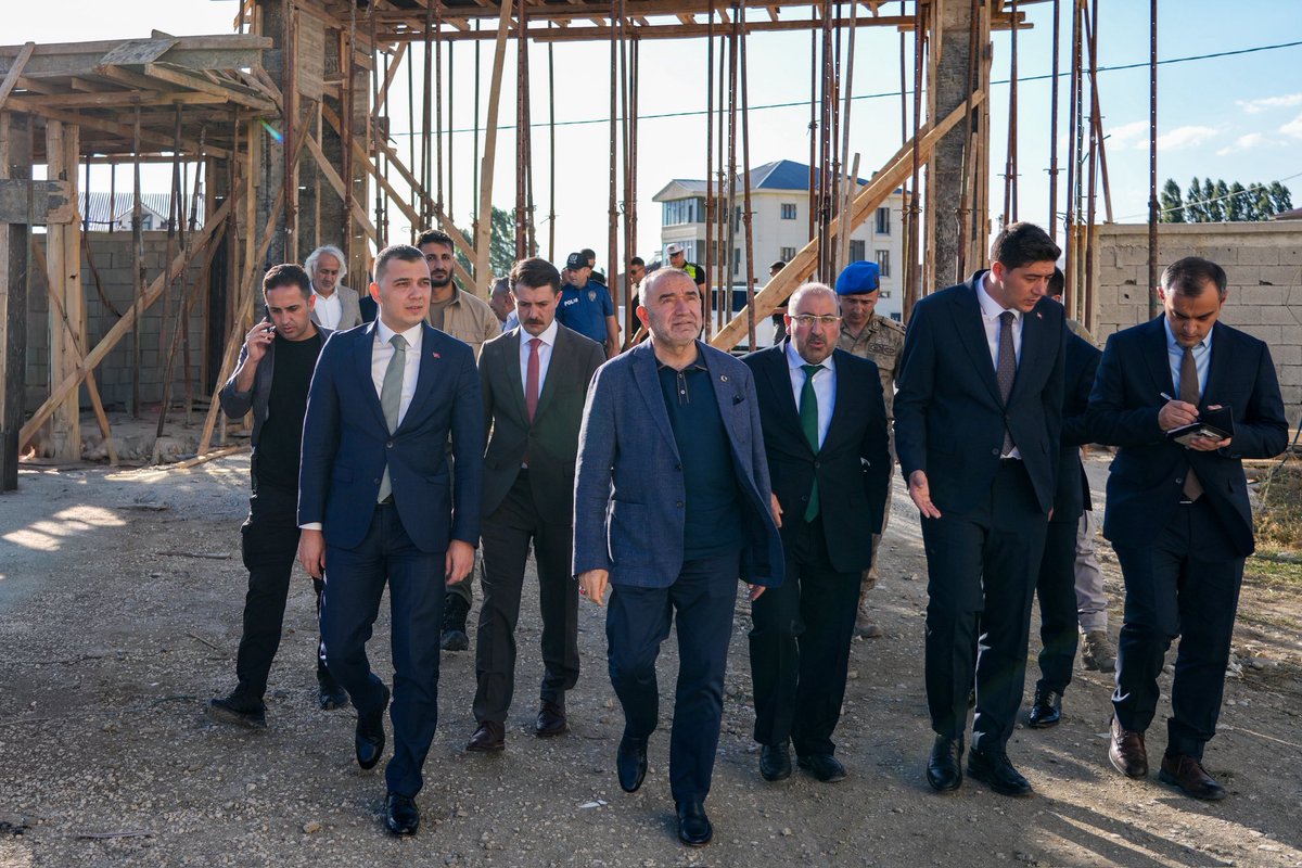 HakkariValiligi's tweet photo. 🔴 Vali Vekili Cüneyt Zor ve Cumhurbaşkanı Başdanışmanı İsrafil Kışla Yüksekova’da Ziyaret ve İncelemelerde Bulundu

Vali Vekilimiz Sayın Cüneyt Zor, Cumhurbaşkanı Başdanışmanı Sayın İsrafil Kışla ve beraberindeki heyet, Yüksekova Kaymakam Vekili ve Şemdinli Kaymakamı Fatih Erdoğan ile Çukurca Kaymakamı Emre Cebeci’nin yer aldığı program kapsamında Yüksekova’da bir dizi temas gerçekleştirdi.

Ziyarette, ilimizde düzenlenen Hafızlık Yarışması Türkiye Finali ve İcazet Merasimi etkinliklerinin detayları ile yürütülen hizmet ve çalışmalar istişare edildi.

Program dahilinde Vali Vekilimiz Sayın Cüneyt Zor, Cumhurbaşkanı Başdanışmanı Sayın İsrafil Kışla ve beraberindeki heyet, Yüksekova İlçesi Güngör Mahallesi’nde yapımı devam eden Hacı Ahmet Albayrak Yatılı Kız Kur’an Kursu inşaat alanını ziyaret etti. Yürütülen çalışmaları yerinde inceleyen heyet, yetkililerden son durum hakkında detaylı bilgi aldı.

Programın ardından Vali Vekilimiz Sayın Cüneyt Zor, ilimize olan yakın ilgileri ve nazik ziyaretleri dolayısıyla Cumhurbaşkanı Başdanışmanı Sayın İsrafil Kışla’ya teşekkür etti.