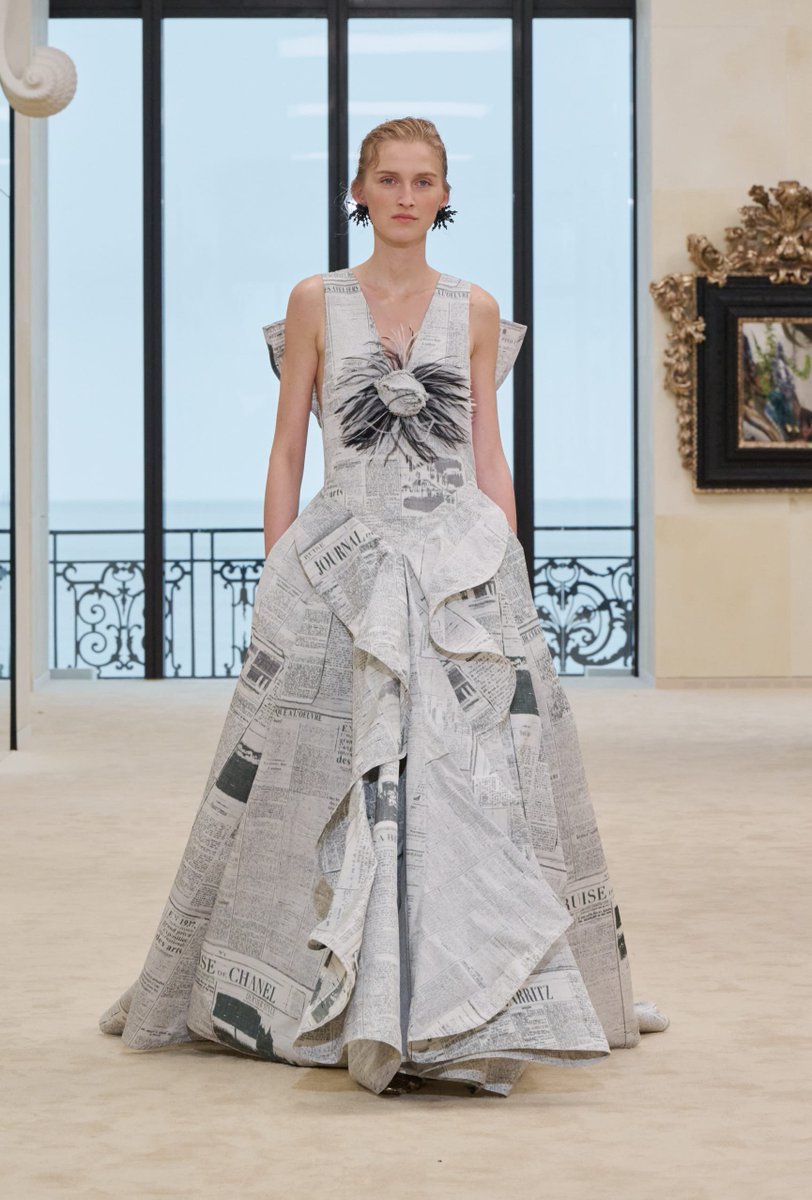 Couture_Rosee's tweet photo. Mariacarla Boscono for the 83rd Venice International Film Festival 

in Chanel resort 2027

#MariacarlaBoscono #Chanel https://t.co/SRKriQRzNB