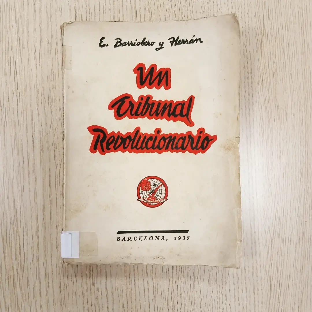 FAnselmoLorenzo's tweet photo. Algunos de los libros que mostramos en la exposición 'La llama, siempre viva, de la Revolución Social', organizada por la FAL el pasado julio, regresan hoy a biblioteca.
❤️🖤 https://t.co/Fm5tbXCzuR