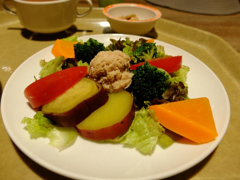 worldtr202102's tweet photo. #桃源郷の献立　2026.09.03
（1）ブレックファーストは「洋食」。サラダが充実しているがニンジンがフルーツのようにでかい。
（2-4）6時からディナー。この時間帯のほうが会場は賑わっている。本日新登場の「エビチリソース」。シュウマイもついていて量もあり美味しかった。 https://t.co/QDEke5KmxM