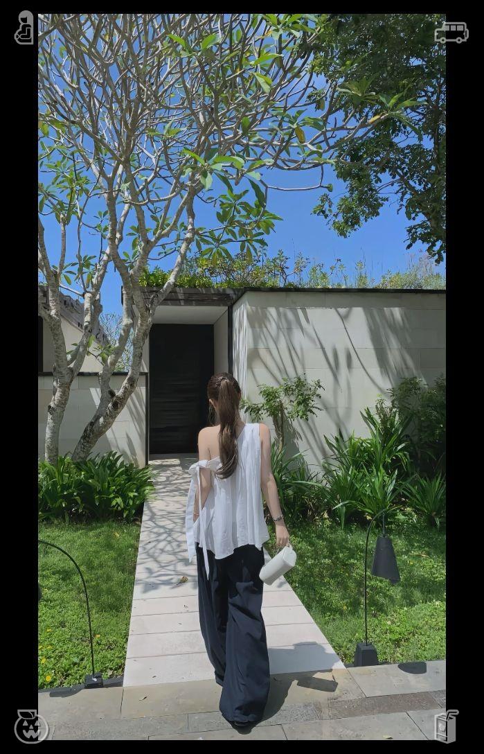 decencykenny123's tweet photo. She swung open the creaking gate, its hinges wailing in objection, and made her way along the weed-choked path, her luggage rattling over every uneven slab. The main entrance, crafted from solid oak and decorated with detailed carvings of twisting branches and sharp brambles, re https://t.co/VmEwnlNkdt