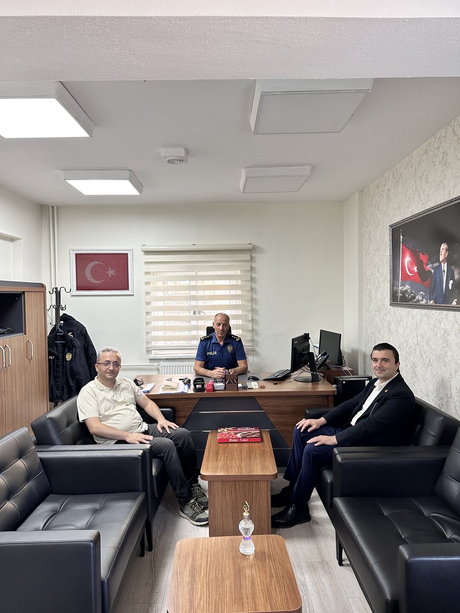 BoluBAP's tweet photo. Bolu Büyük Aile Platformu olarak Bolu İl Emniyet Müdür Yard. Yakup Çelik’i ziyaret ettik.  Görüşmede ilimizde aile yapısının korunması, gençlik ve bağımlılıkla mücadele, kamu düzeni ve vatandaşlarımızın huzuru konuları ele alındı.  Misafirperverlikleri teşekkür ederiz. https://t.co/OMrsZfpJP8