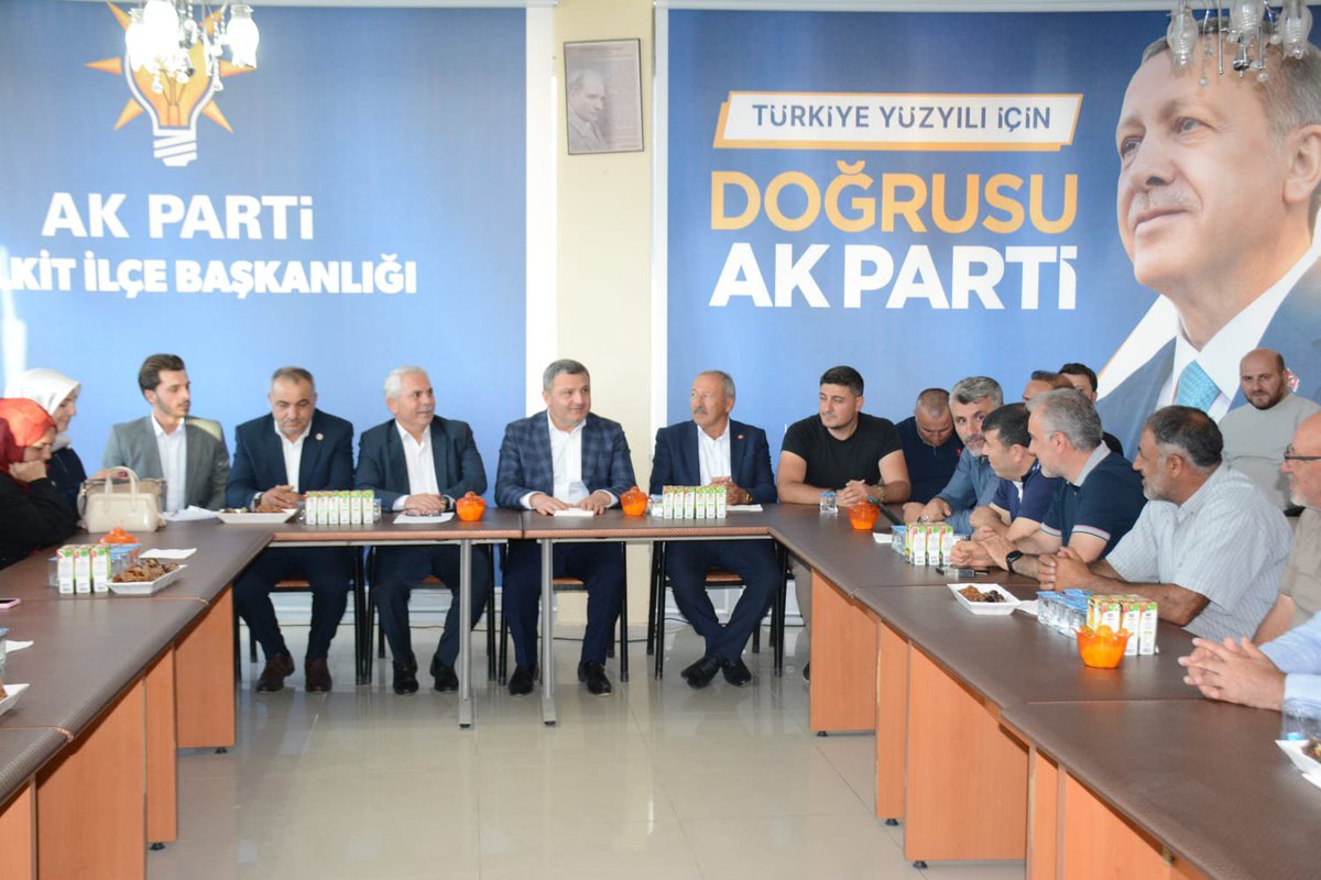 celalettin_kose's tweet photo. 📍Kelkit 

AK Parti Kelkit İlçe Başkanlığımızın düzenlediği İlçe Danışma Meclisi Toplantısı'nda kıymetli dava ve yol arkadaşlarımızla bir araya geldik.

Bu kutlu yolda birlikte yürüdüğümüz fedakâr teşkilat mensuplarımıza gönülden teşekkür ediyorum.

 @abuyukgumus @ensartopcu https://t.co/DMoNL2e5Wb