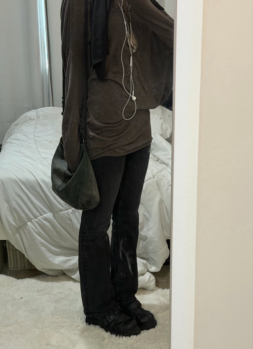 uouila's tweet photo. i like my outfit today https://t.co/Susuy3c4sM