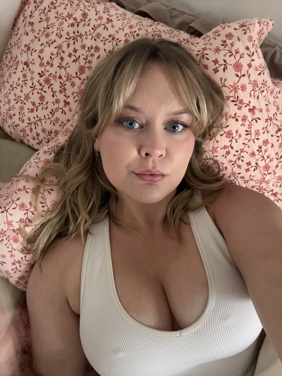 MissElliePaige's tweet photo. Yes I would have bullied you in high school and yes I want to bully you right now https://t.co/GUkJ5Ru299