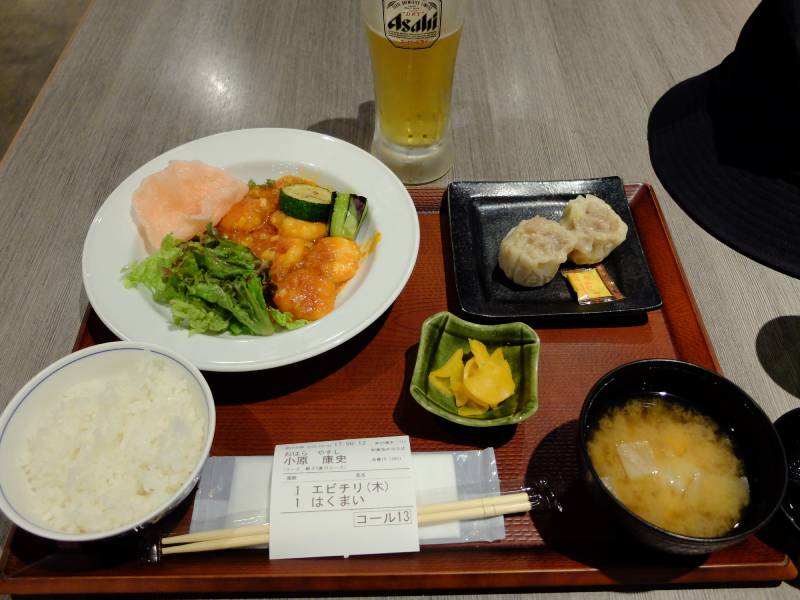 worldtr202102's tweet photo. #桃源郷の献立　2026.09.03
（1）ブレックファーストは「洋食」。サラダが充実しているがニンジンがフルーツのようにでかい。
（2-4）6時からディナー。この時間帯のほうが会場は賑わっている。本日新登場の「エビチリソース」。シュウマイもついていて量もあり美味しかった。 https://t.co/QDEke5KmxM