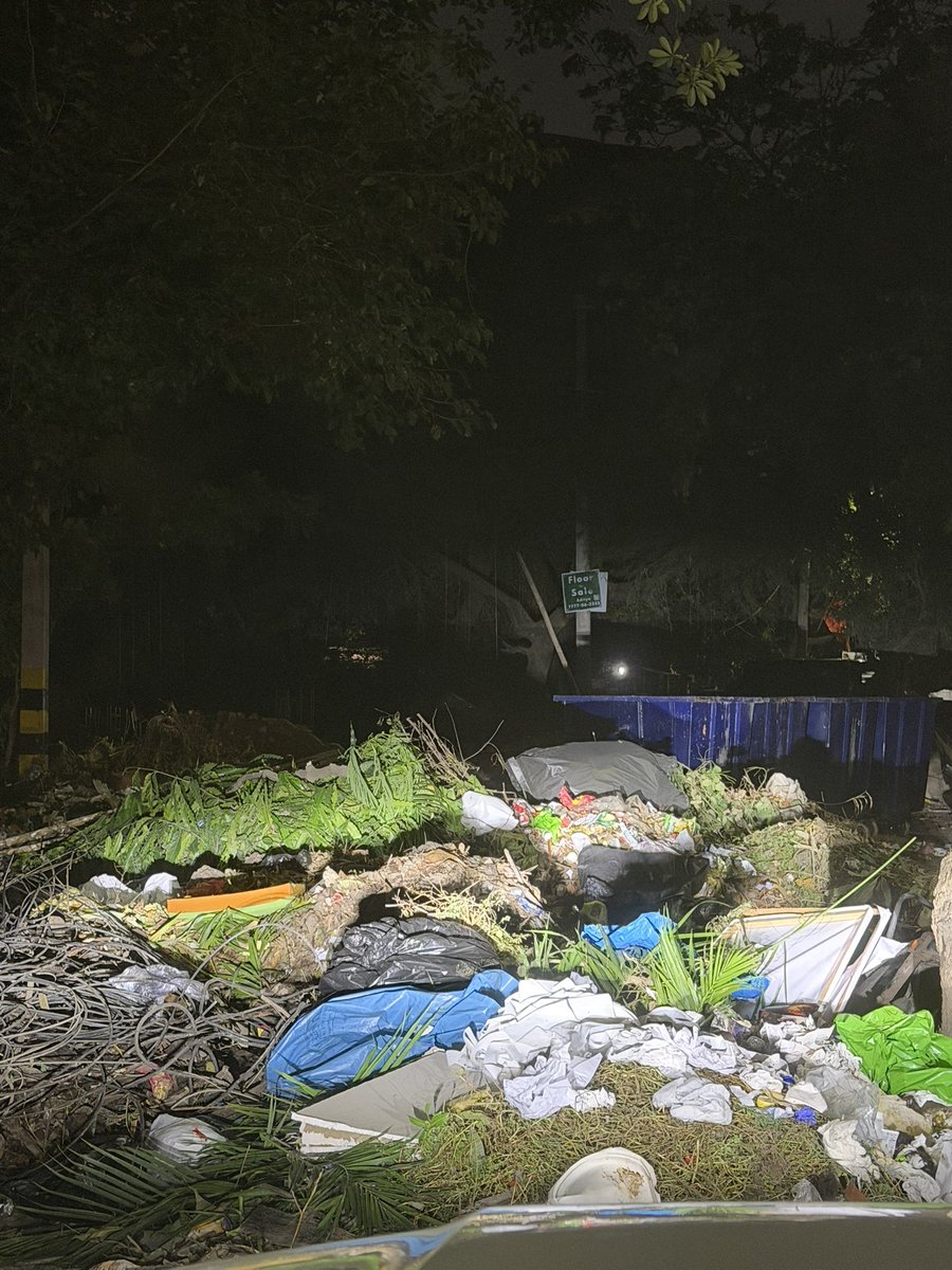 MumtazBhalla's tweet photo. @azadrohit @CPCB_OFFICIAL @MCDdelhi @PMOIndia Therr is a similar problem across South Delhi! @CPCB_OFFICIAL  what are we breathing in the capital of India? This is M Block GK2. I will share another location. SDMC sanitation workers have stopped working! https://t.co/7XtlCcabCJ