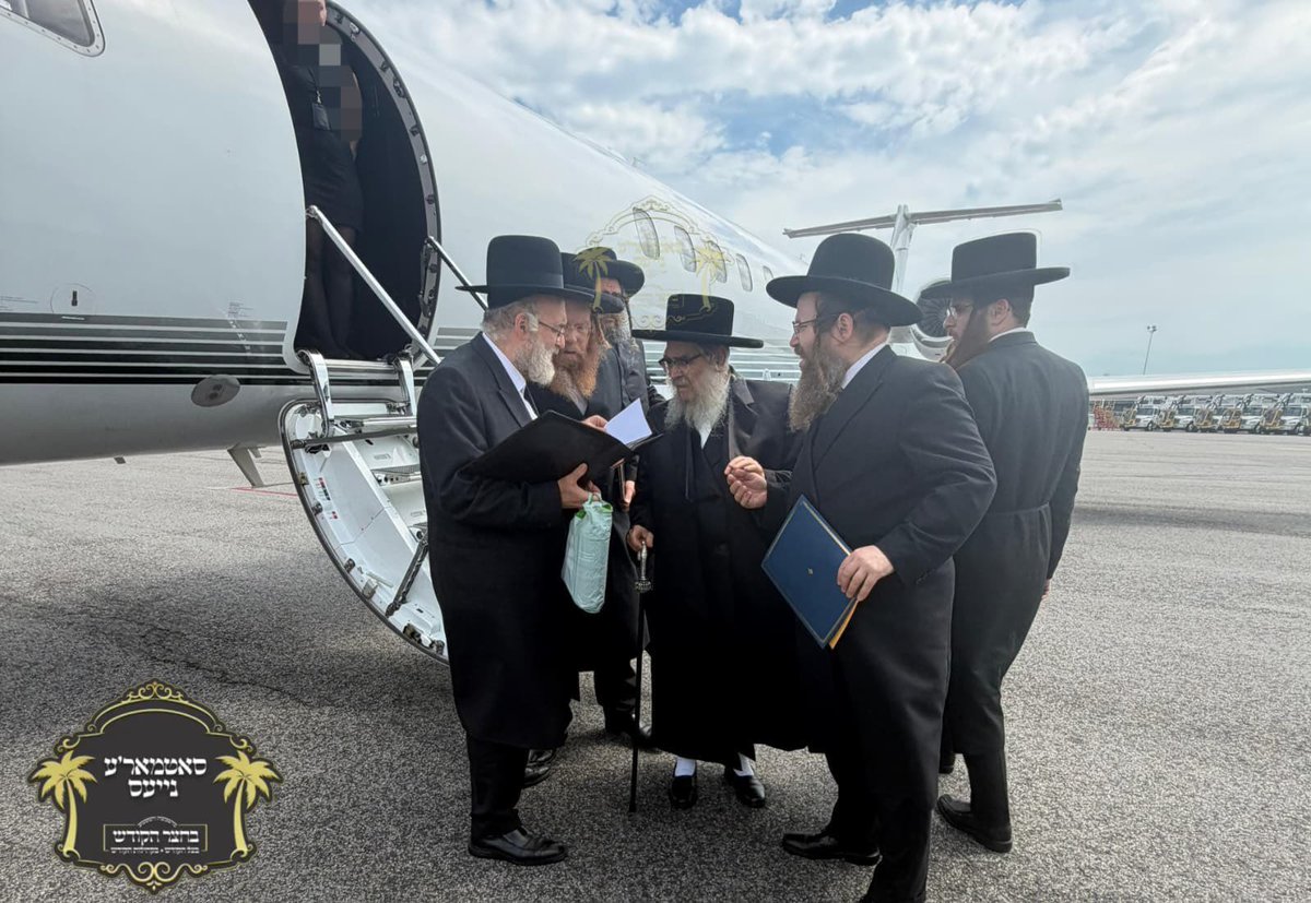 jewishvoicelive's tweet photo. 🚨 BREAKING NEWS: In a historic first, anti-Zionist rabbis are meeting with President Donald J. Trump in the Oval Office to personally deliver a powerful letter expressing Jewish opposition to Zionism and its wars—and calling for an end to Zionist violence and a path toward lasting peace.