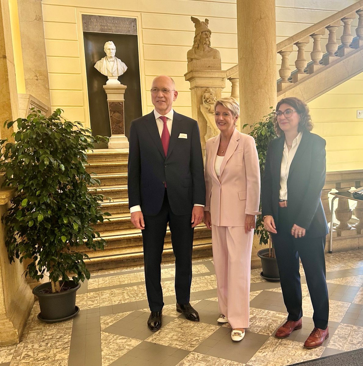 efd_dff's tweet photo. Un Etat n’est fort et souverain que s’il dispose de finances saines. La conseillère fédérale Karin Keller-Sutter l’a dit lors d’une conférence à @UniNeuchatel. Une occasion de saluer aussi l’incroyable vivier de talents que compte notre pays 🇨🇭 https://t.co/7IyIDCdTJz