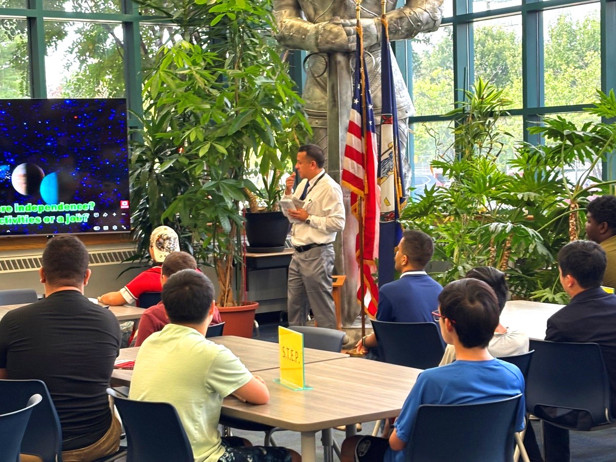 ffxconnector's tweet photo. Our Student Bus Pass and TRIP100 Coordinator, Saul, shared how Chantilly HS students can use the Student Bus Pass to ride Connector for FREE — making it easier to get to school, activities, jobs and more. https://t.co/aKVm1X4HKU