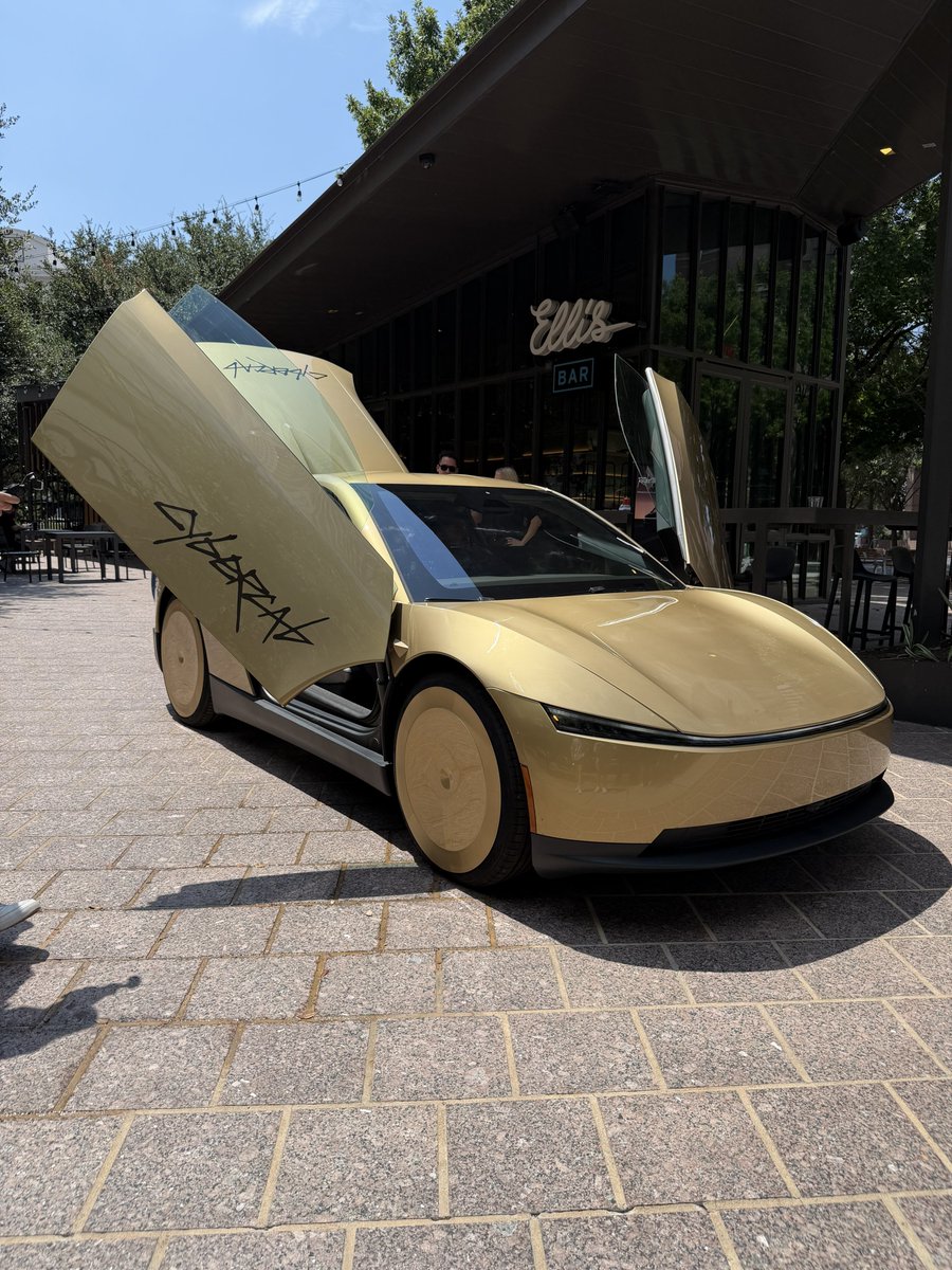 teslaflexx's tweet photo. Waymo looks so goofy compared to the cybercab 😂 https://t.co/1tf44uPqe2