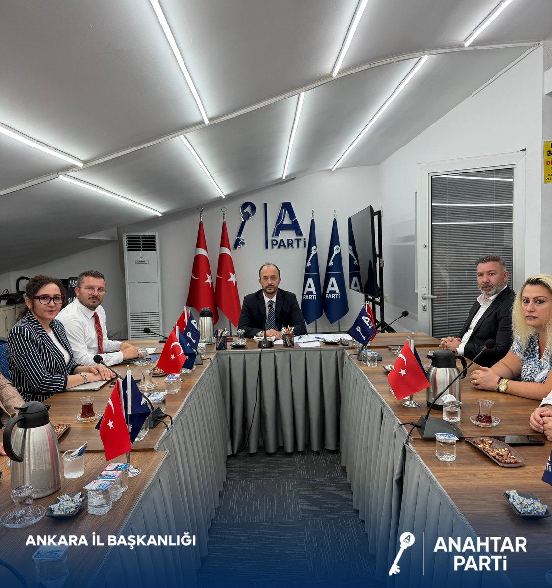 anahtarparti06's tweet photo. İl Başkanımız Ömer Korkmaz başkanlığında İl Yönetim Kurulu Toplantımızı gerçekleştirdik.

Ankara teşkilatımızın sahadaki çalışmalarını, önümüzdeki dönemin hedeflerini ve atacağımız yeni adımları kapsamlı şekilde değerlendirdik. Her ilçemizde daha güçlü bir teşkilat yapısı oluşturmak, vatandaşlarımızla gönül bağımızı daha da güçlendirmek ve çalışmalarımızı kararlılıkla sürdürmek adına istişarelerde bulunduk.

Sözümüzü sahada, gücümüzü teşkilatımızdan alıyoruz.

Birlikte planlıyor, birlikte çalışıyor, Ankara için birlikte yol yürüyoruz.

#anahtarparti #teşkilat #birliktegüçlüyüz #ankara #sahadayız