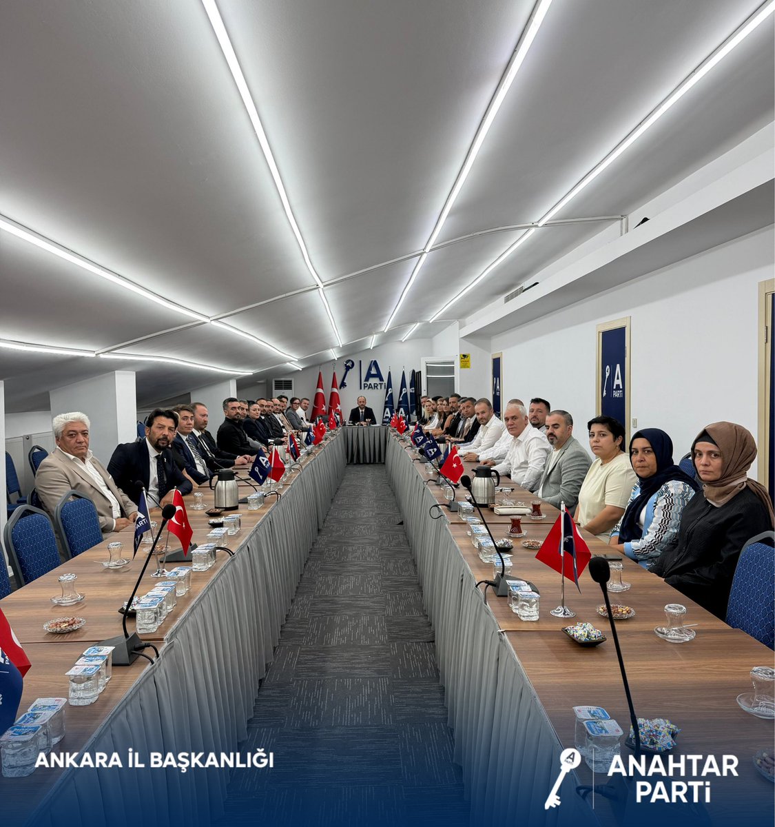 anahtarparti06's tweet photo. İl Başkanımız Ömer Korkmaz başkanlığında İl Yönetim Kurulu Toplantımızı gerçekleştirdik.

Ankara teşkilatımızın sahadaki çalışmalarını, önümüzdeki dönemin hedeflerini ve atacağımız yeni adımları kapsamlı şekilde değerlendirdik. Her ilçemizde daha güçlü bir teşkilat yapısı oluşturmak, vatandaşlarımızla gönül bağımızı daha da güçlendirmek ve çalışmalarımızı kararlılıkla sürdürmek adına istişarelerde bulunduk.

Sözümüzü sahada, gücümüzü teşkilatımızdan alıyoruz.

Birlikte planlıyor, birlikte çalışıyor, Ankara için birlikte yol yürüyoruz.

#anahtarparti #teşkilat #birliktegüçlüyüz #ankara #sahadayız