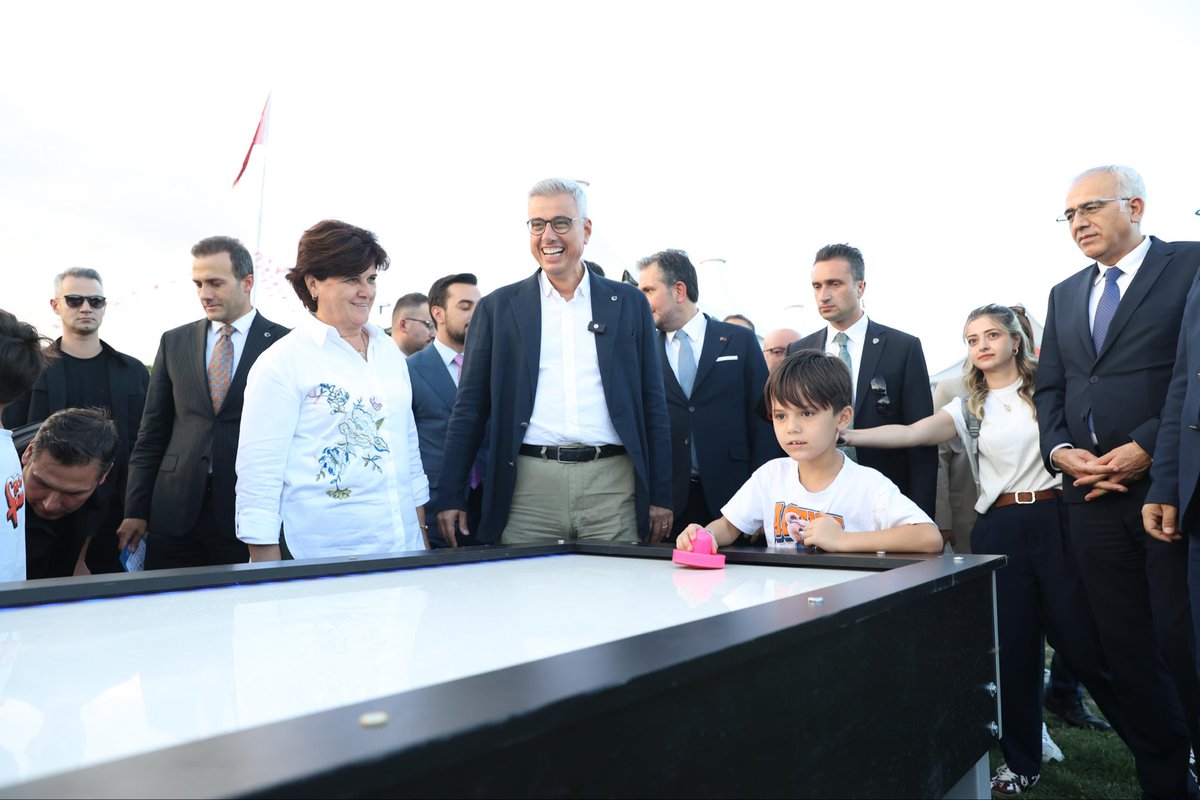 drmemisoglu's tweet photo. Sağlıklı Çocuk Sağlıklı Gelecek🩵

Sağlık kültürünün küçük yaşlarda kazanılması, sağlıklı bir toplumun en güçlü temellerinden biri.

Sağlıklı Çocuk Festivalimizde çocuklarımızla bir araya geldik; sağlık bilincini eğlenerek öğrenmelerine, sağlık elçileri olarak geleceğe hazırlanmalarına hep birlikte tanıklık ettik.

Koruyan, geliştiren ve üreten sağlık anlayışımızla geleceğimiz için çalışmaya devam edeceğiz.

📍Sincan | Ankara