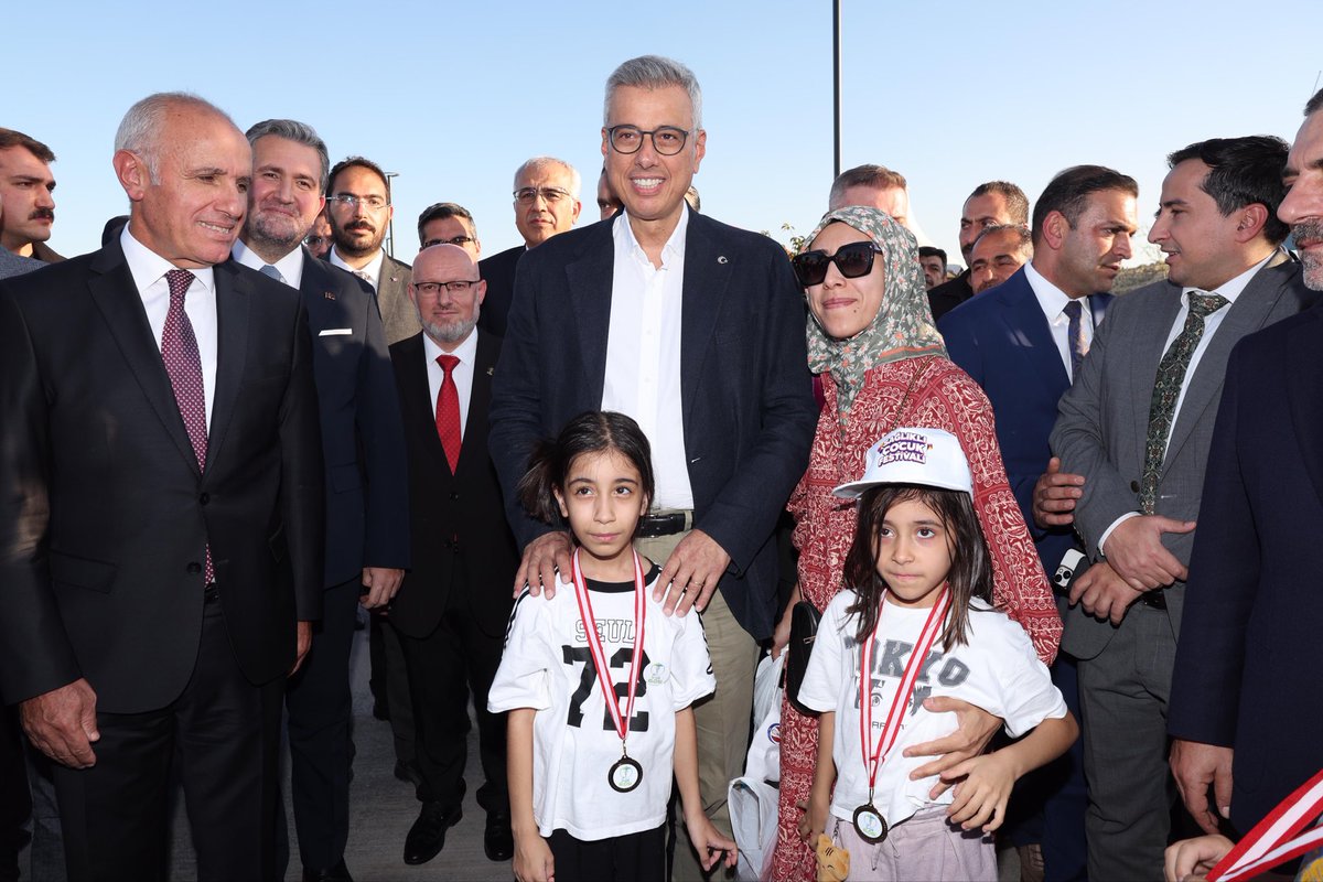 drmemisoglu's tweet photo. Sağlıklı Çocuk Sağlıklı Gelecek🩵

Sağlık kültürünün küçük yaşlarda kazanılması, sağlıklı bir toplumun en güçlü temellerinden biri.

Sağlıklı Çocuk Festivalimizde çocuklarımızla bir araya geldik; sağlık bilincini eğlenerek öğrenmelerine, sağlık elçileri olarak geleceğe hazırlanmalarına hep birlikte tanıklık ettik.

Koruyan, geliştiren ve üreten sağlık anlayışımızla geleceğimiz için çalışmaya devam edeceğiz.

📍Sincan | Ankara