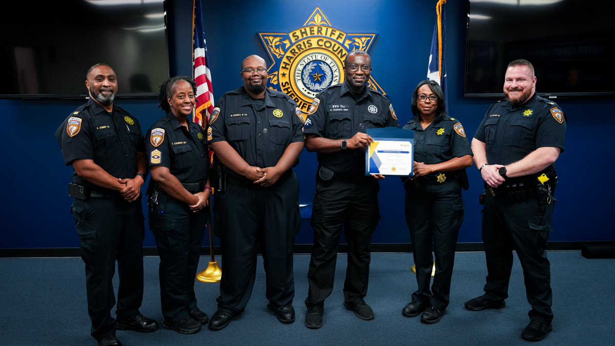 HCSOTexas's tweet photo. 🌟 @SheriffEd_HCSO and @HCSOJail recognize Detention Officer Shotayo Tejousho for his life-saving actions during a critical medical emergency! Without hesitation, he stepped in to provide CPR and helped ensure an inmate received the care he needed. Thank you! 👏 https://t.co/vj6fSi7NuS