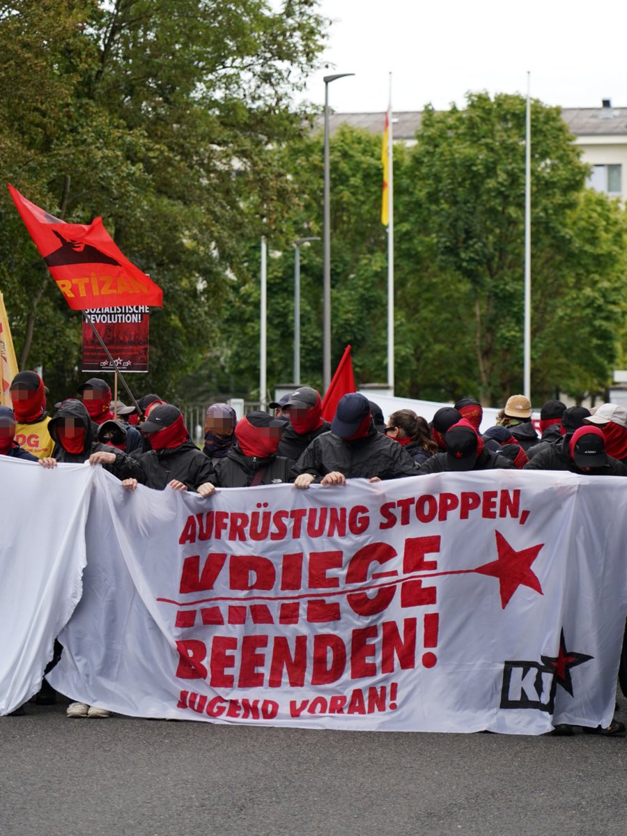 komaufbau's tweet photo. Heute haben wir zusammen mit weiteren Genoss:innen im Rahmen des Rheinmetall Entwaffnen Camps die Lüttich Kaserne in Köln blockiert, die ein wichtiger Standort für das Personalmanagement der Bundeswehr ist. 1/3
#rheinmetallentwaffnen #rme #köln #bundeswehr https://t.co/GHsH3VTTuy