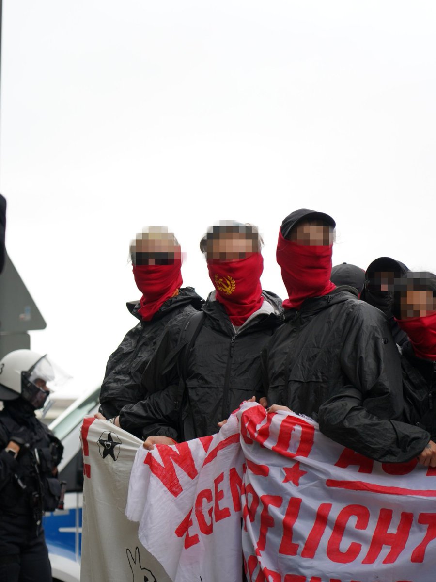komaufbau's tweet photo. Heute haben wir zusammen mit weiteren Genoss:innen im Rahmen des Rheinmetall Entwaffnen Camps die Lüttich Kaserne in Köln blockiert, die ein wichtiger Standort für das Personalmanagement der Bundeswehr ist. 1/3
#rheinmetallentwaffnen #rme #köln #bundeswehr https://t.co/GHsH3VTTuy