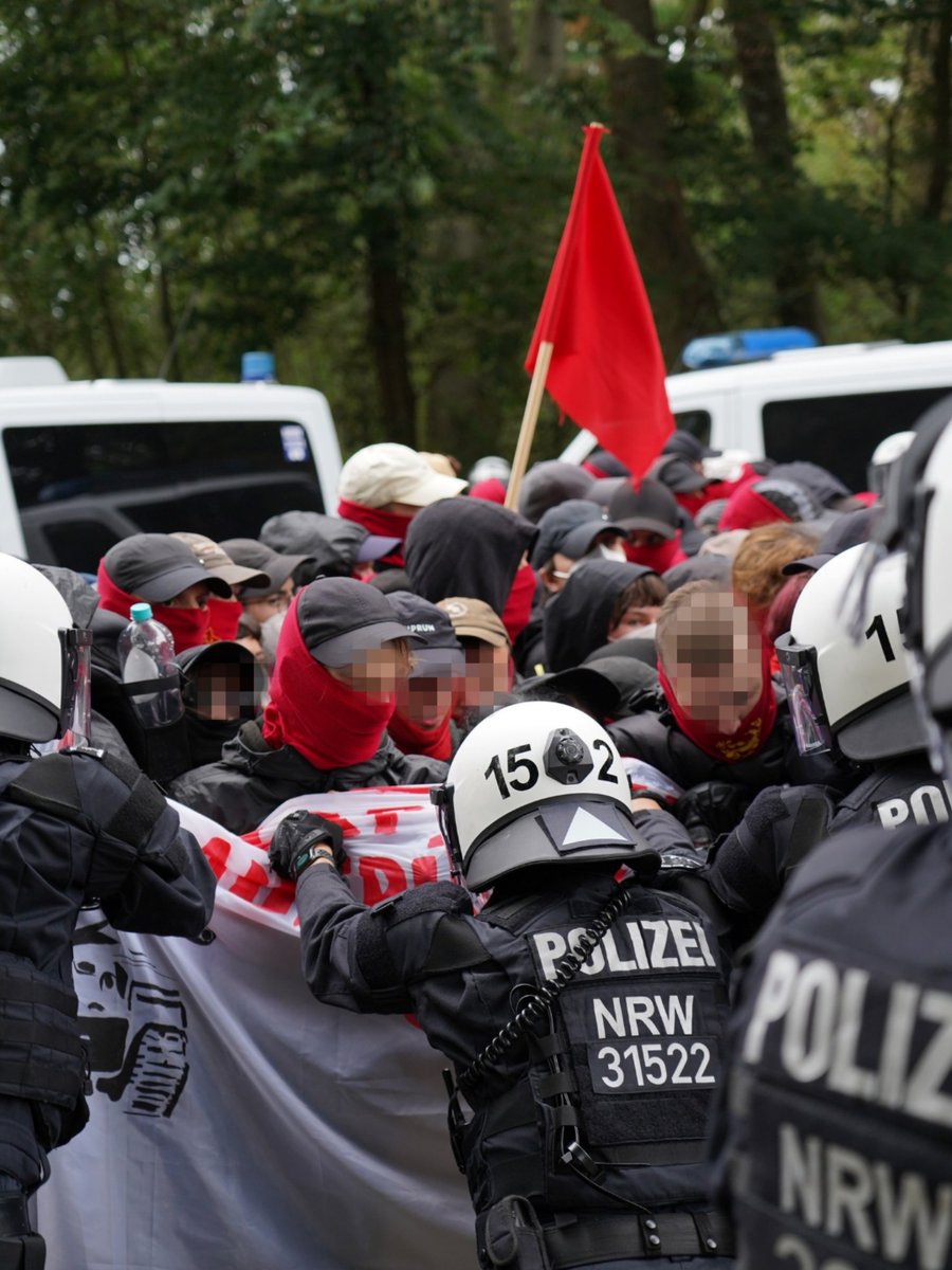 komaufbau's tweet photo. Heute haben wir zusammen mit weiteren Genoss:innen im Rahmen des Rheinmetall Entwaffnen Camps die Lüttich Kaserne in Köln blockiert, die ein wichtiger Standort für das Personalmanagement der Bundeswehr ist. 1/3
#rheinmetallentwaffnen #rme #köln #bundeswehr https://t.co/GHsH3VTTuy
