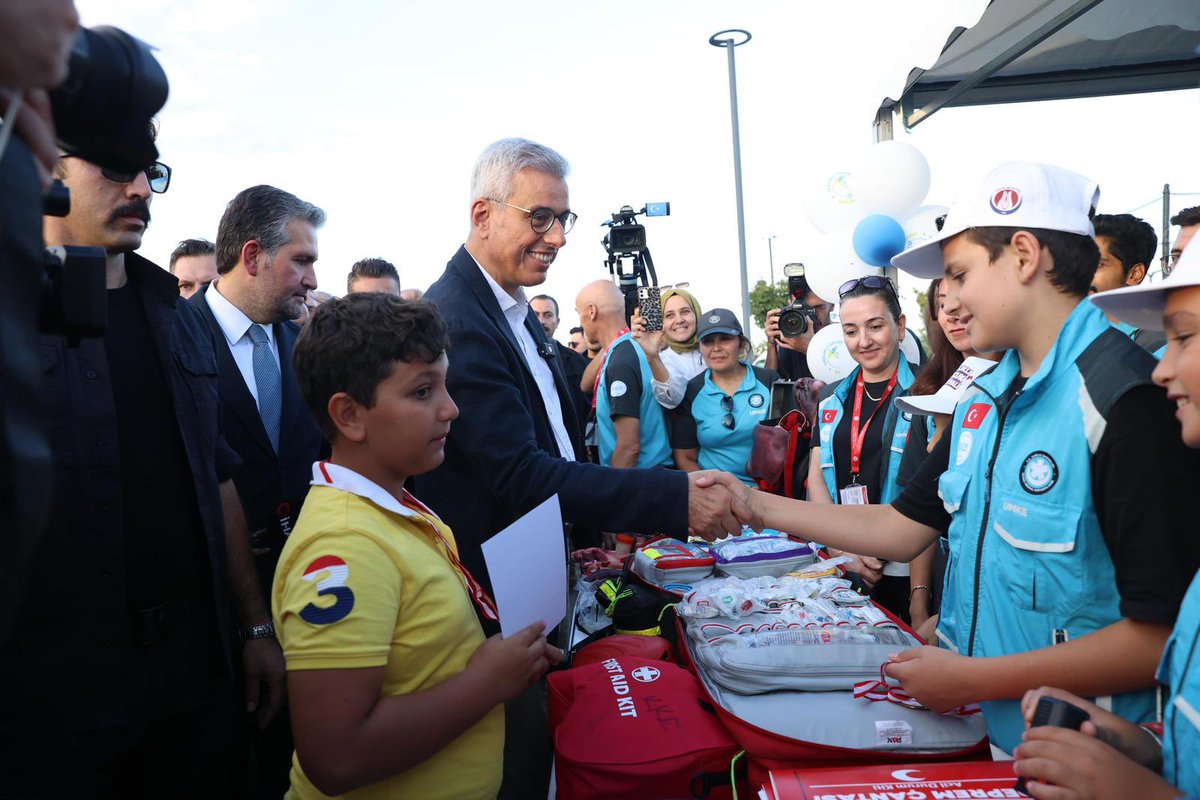 saglikbakanligi's tweet photo. "Çocuklarımız bizim geleceğimiz... Sağlık kültürünü daha bu yaşlarda benimserlerse, yarınlarımız çok daha sağlıklı bir topluma dönüşür."

Sağlık Bakanımız Prof. Dr. Kemal Memişoğlu, Sağlıklı Çocuk Festivali’ne katıldı.

📍Sincan | Ankara

#SağlıklıÇocukSağlıklıGelecek https://t.co/rzz9f55cCi